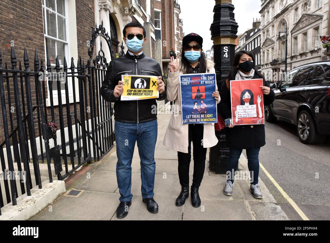 L'Ambasciata del Myanmar, Mayfair, Londra, Regno Unito. 27 Marzo 2021. Persone al di fuori dell'ambasciata del Myanmar, protestando contro il colpo di Stato militare in Myanmar. Credit: Matthew Chpicle/Alamy Live News Credit: Matthew Chpicle/Alamy Live News Foto Stock