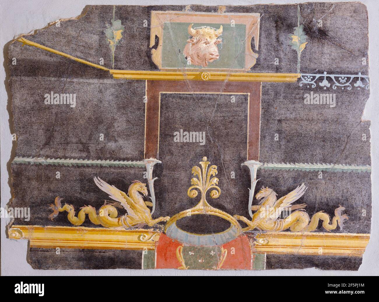 Frammento di parete con testa di toro e Mostri di mare alato su terreno nero. Sconosciuto Foto Stock