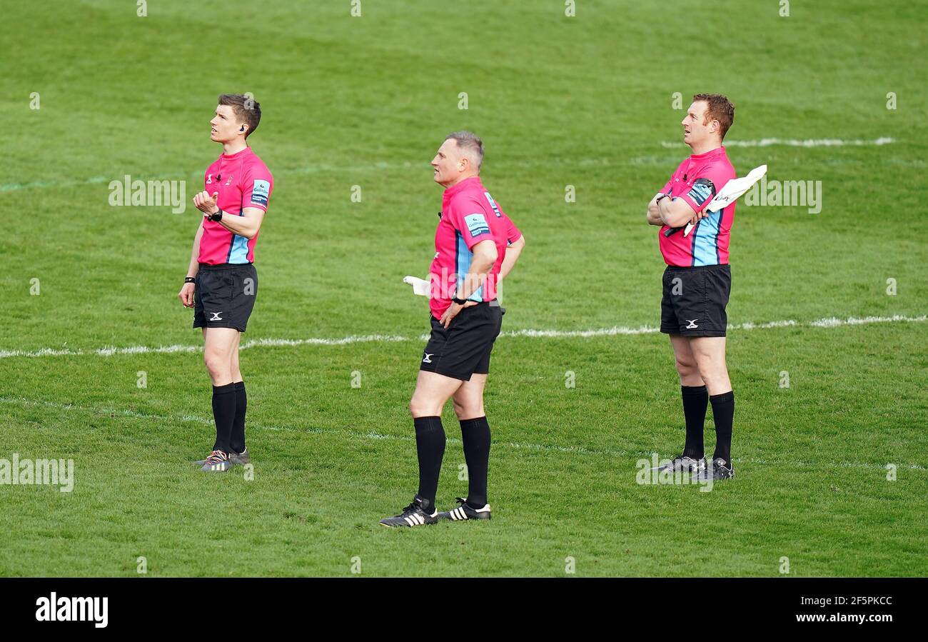 L’arbitro Craig Maxwell-Keys (a sinistra) consulta il TMO (Television Match Official) prima di mostrare una cartolina rossa al Tom Dunn di Bath Rugby (non nella foto) durante la partita della Gallagher Premiership al Brentford Community Stadium di Londra. Data immagine: Sabato 27 marzo 2021. Foto Stock