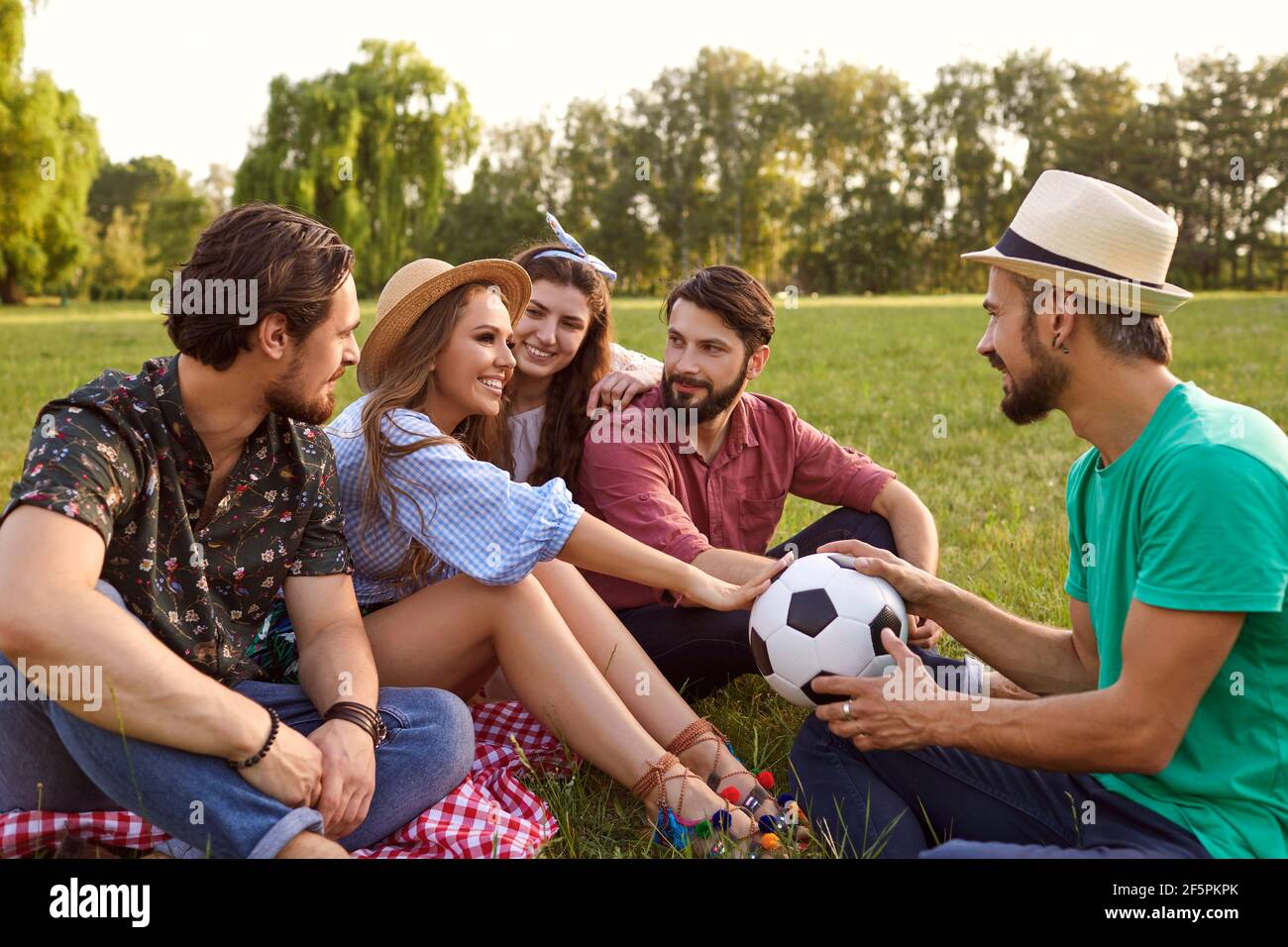 Contenuti amici rilassarsi sul prato verde nel parco Foto Stock