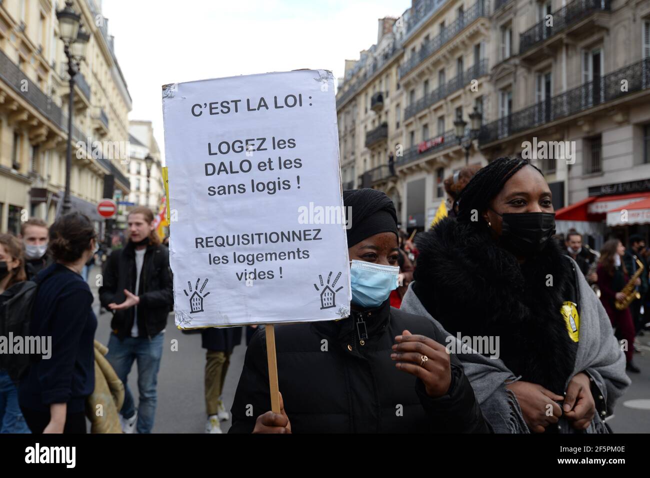 Nell'ambito della giornata europea degli alloggi, circa 40 organizzazioni hanno chiesto una dimostrazione a Parigi. JB Eyraud di DAL di fronte. Foto Stock