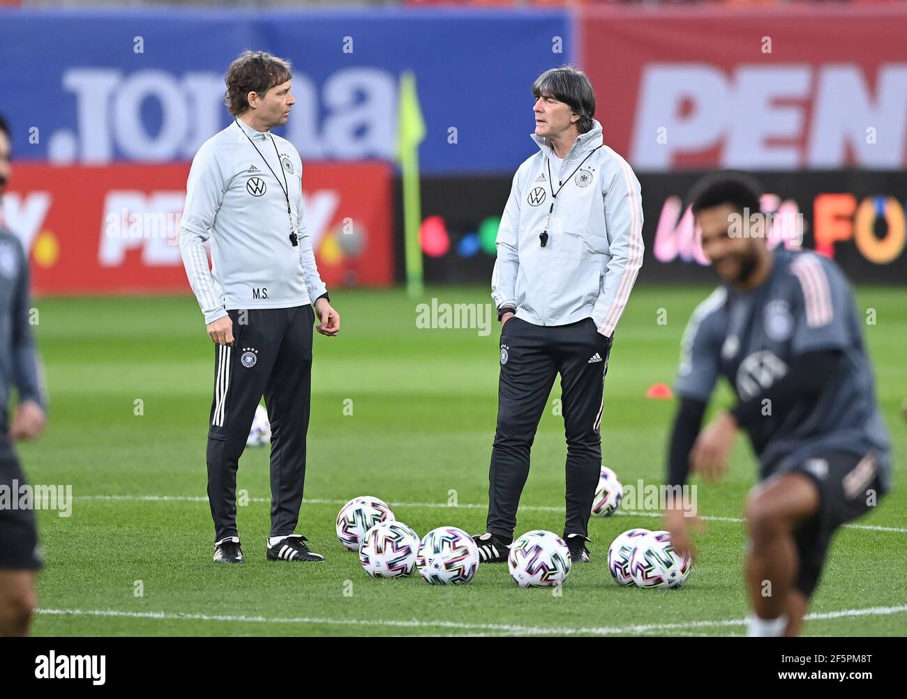 Joachim Loew, Bundescoach, Marcus Sorg, Assistenzcoach/da sinistra a destra GES/Fussball/DFB-formazione finale Bucarest, la squadra, 27.03.2021 Calcio: Allenamento, pratica nazionale tedesca, Bucarest, Romania, 27 marzo 2021 | utilizzo in tutto il mondo Foto Stock