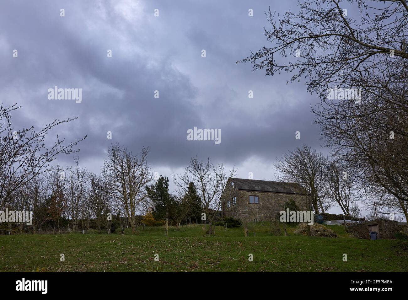 Cielo grigio pesante sulla brughiera Foto Stock