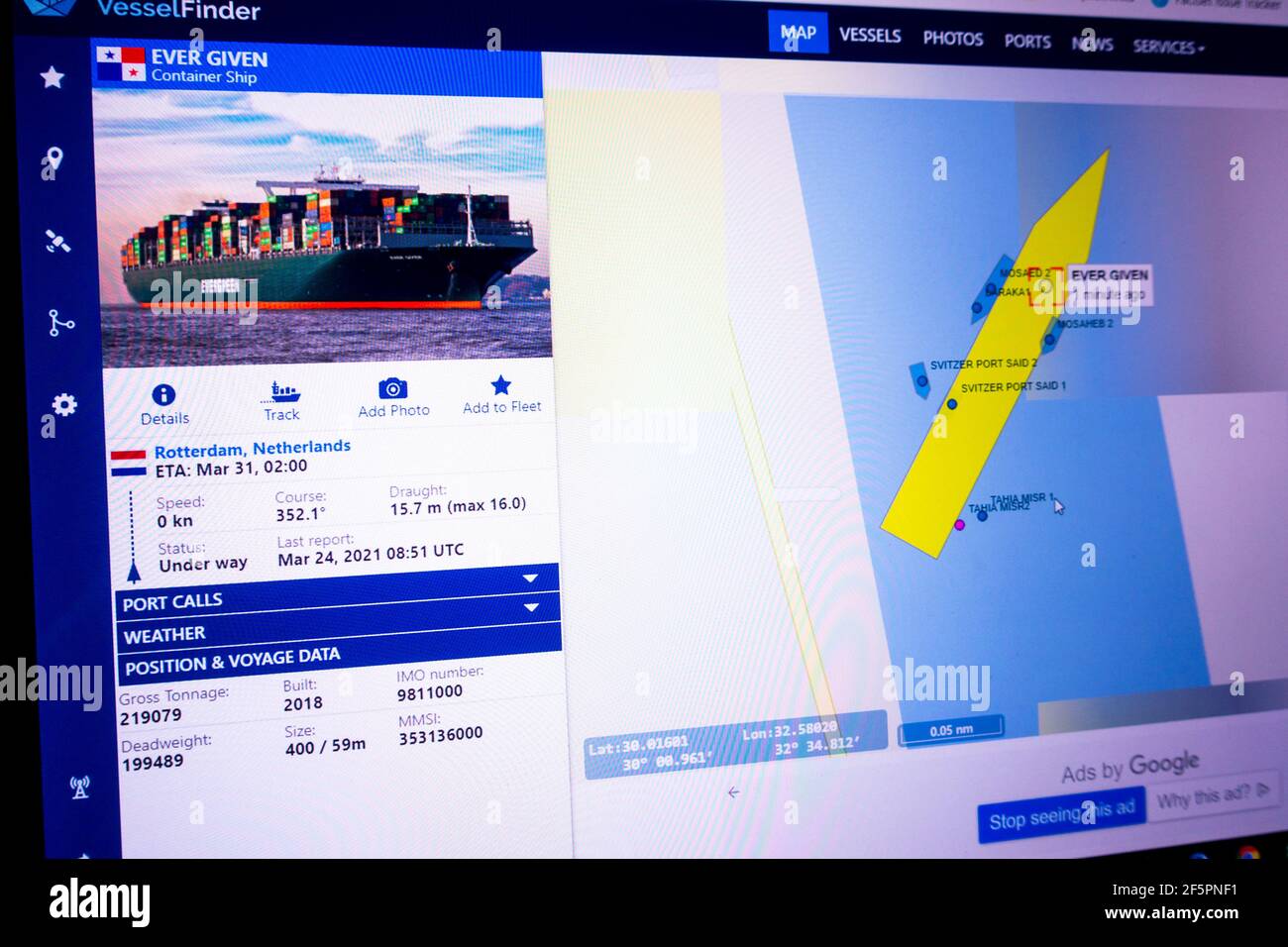 Mai dato gigantesco contenitore nave bloccato nel canale di Suez informazioni sul sito web gratuito di tracking vesselfinder Foto Stock