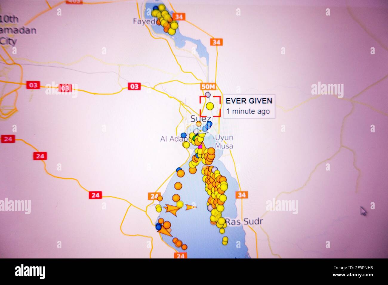 Mai data nave contenitore gigantesco bloccato nel canale di Suez informazioni sul sito web di tracciamento libero vaso Finder Foto Stock