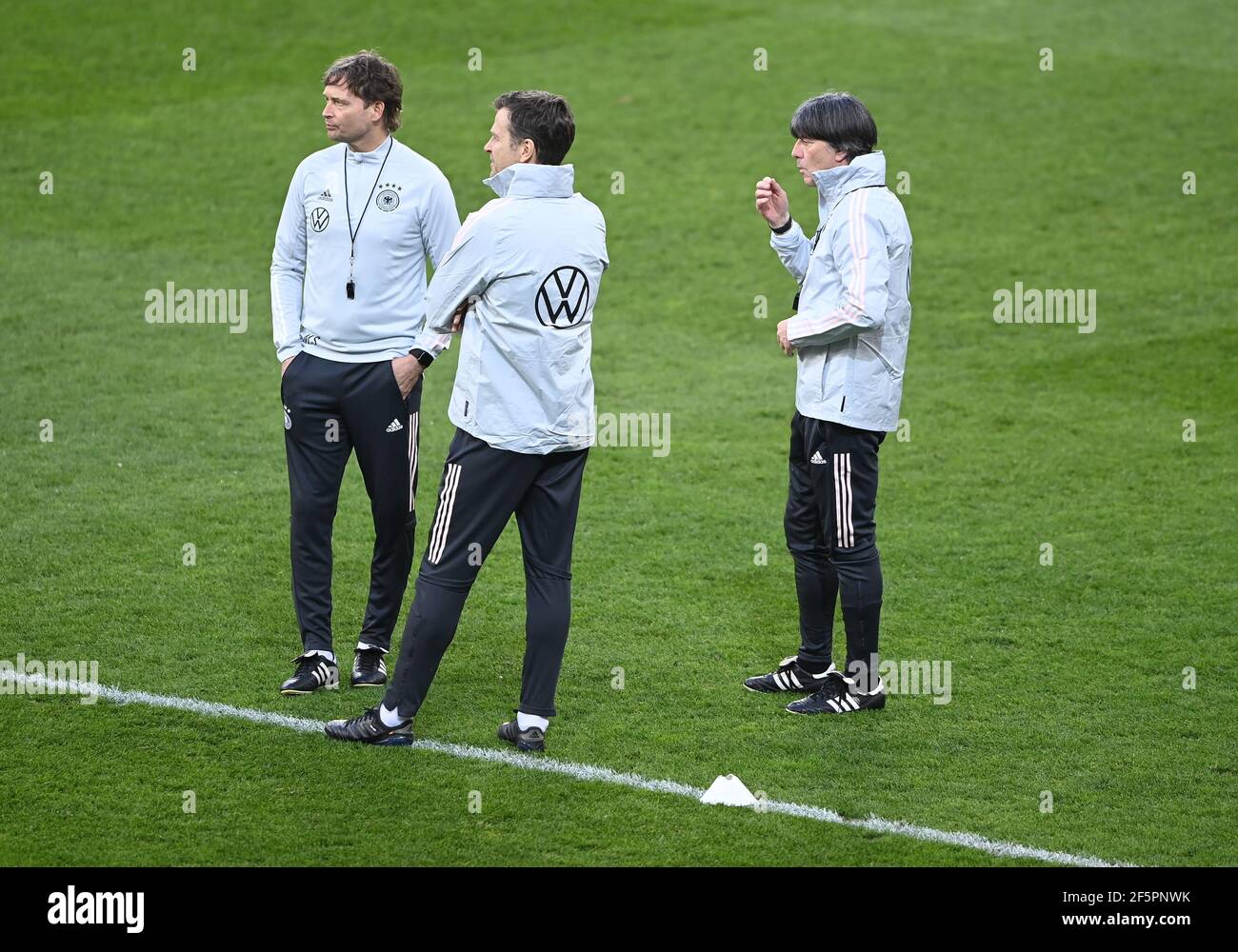 Marcus Sorg, Assistente Coach, Oliver Bierhoff, Team Manager ,, Joachim Loew, Bundescoach, / da sinistra a destra GES / Fussball / DFB-final training Bucarest, Die Team, 03/27/2021 Calcio / Calcio: Allenamento, pratica nazionale tedesca, Bucarest, Romania, 27 marzo 2021 | utilizzo in tutto il mondo Foto Stock