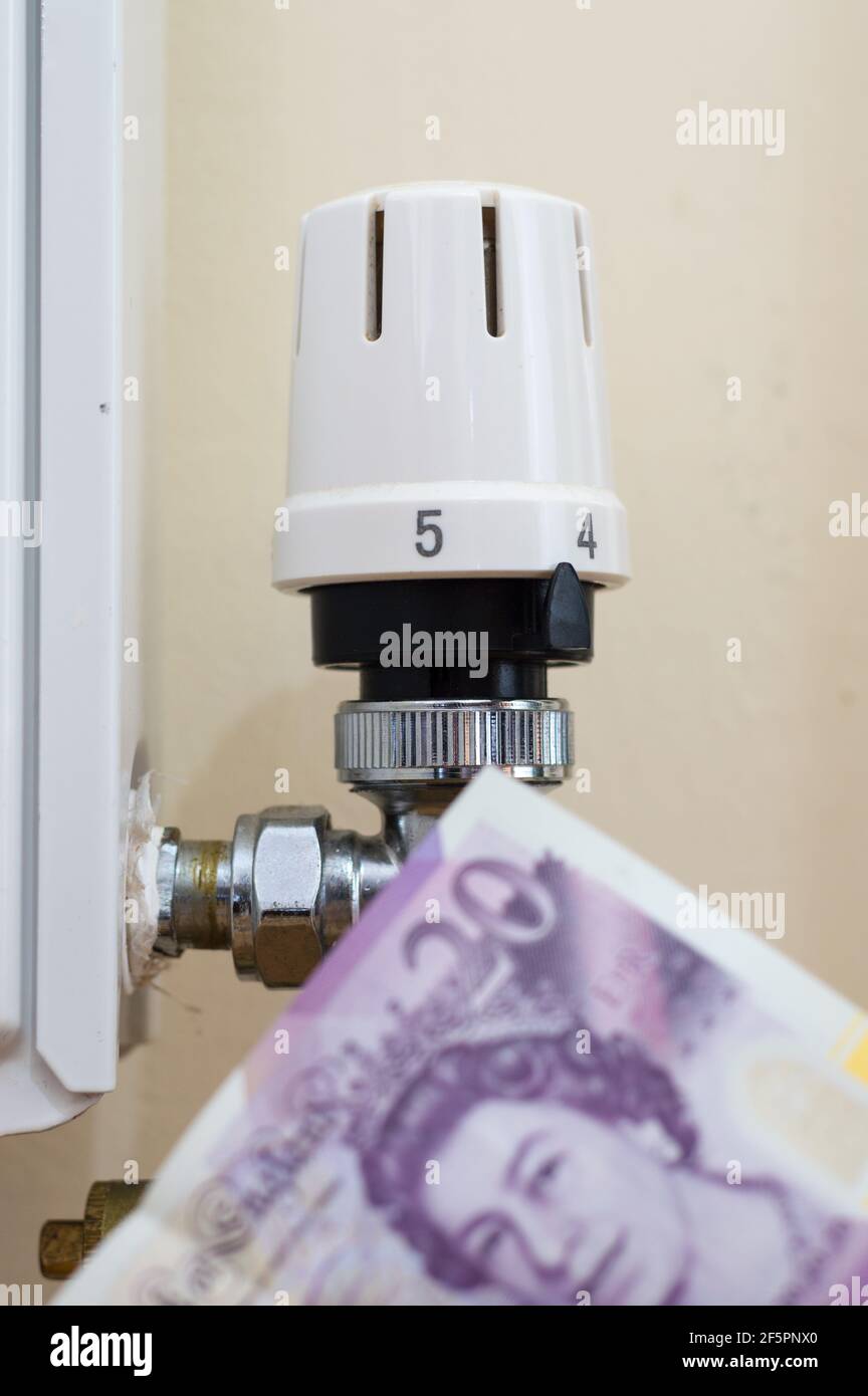 Riscaldamento domestico costa denaro concetto con termostato e valuta (GBP) illustrazione Foto Stock