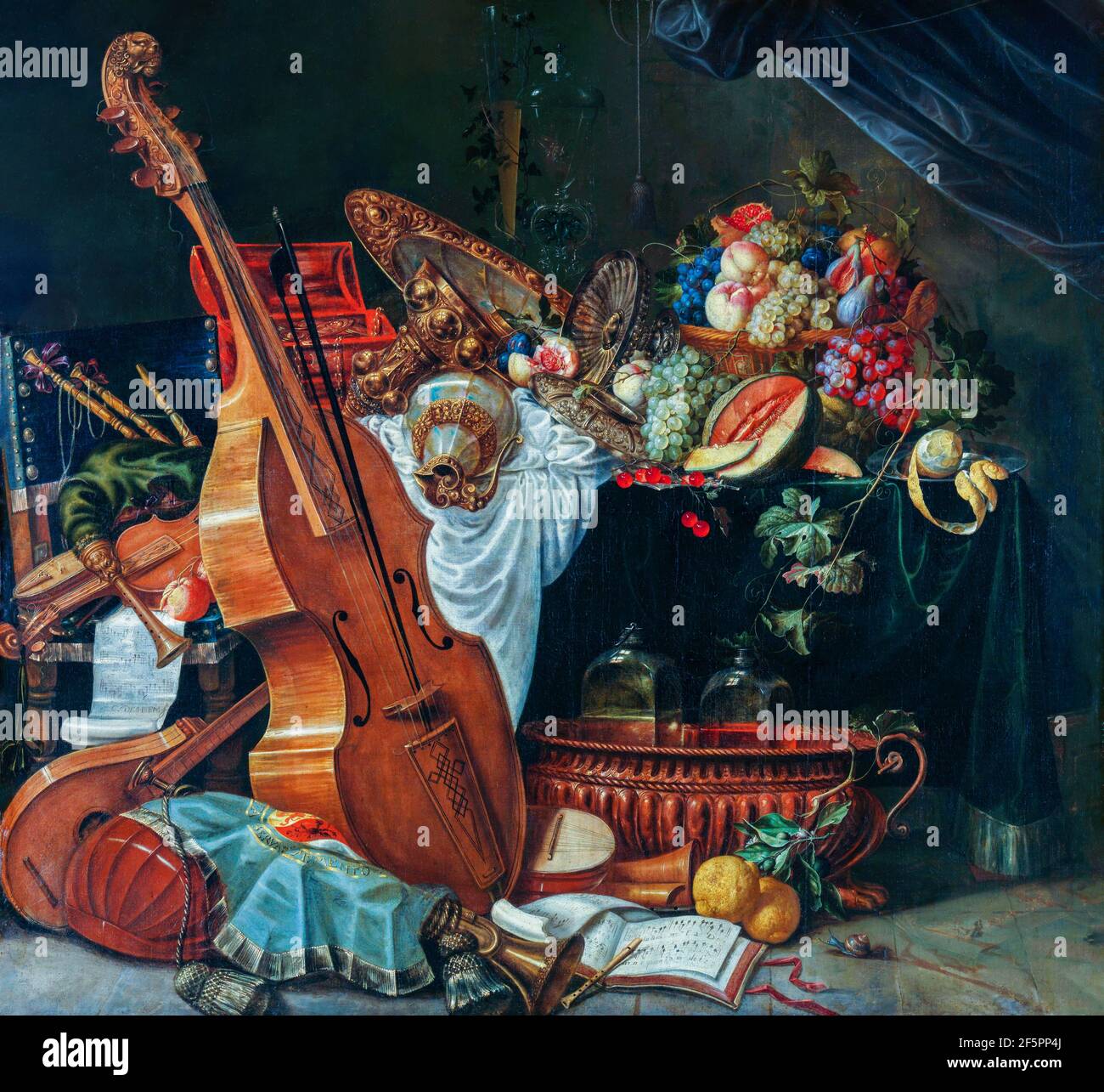 Ancora vita con strumenti musicali, stoviglie e frutta. A sinistra un cister, un liuto, un violoncello, un violino, un cornamusa, una tromba o corno, un flauto e s Foto Stock