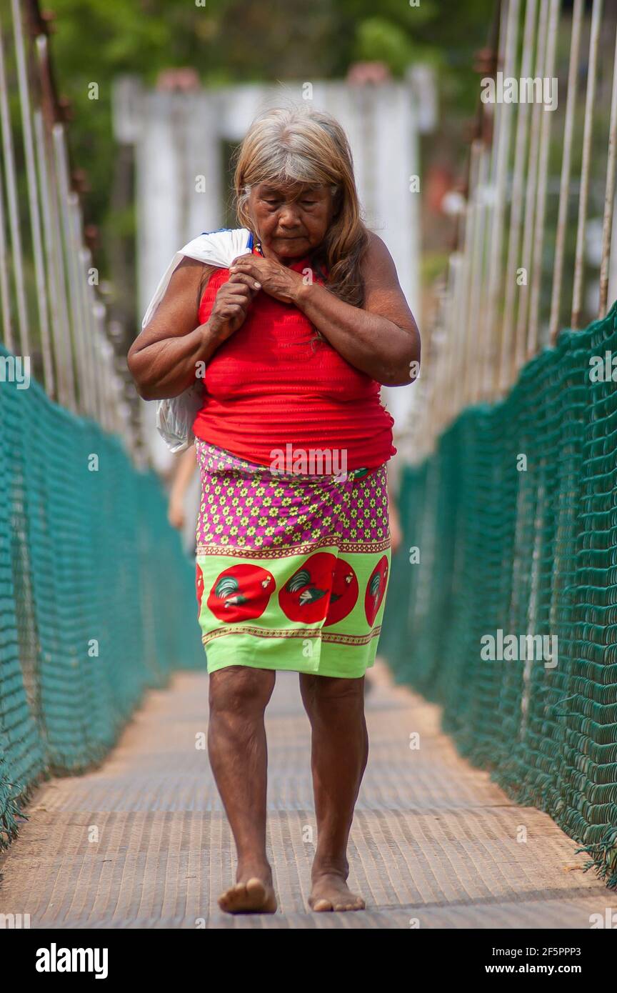 Provincia di Darien, Panama. 07-18-2019. Vecchia signora indigena che attraversa il ponte di Yaviza nella provincia di Darien a Panama. Foto Stock