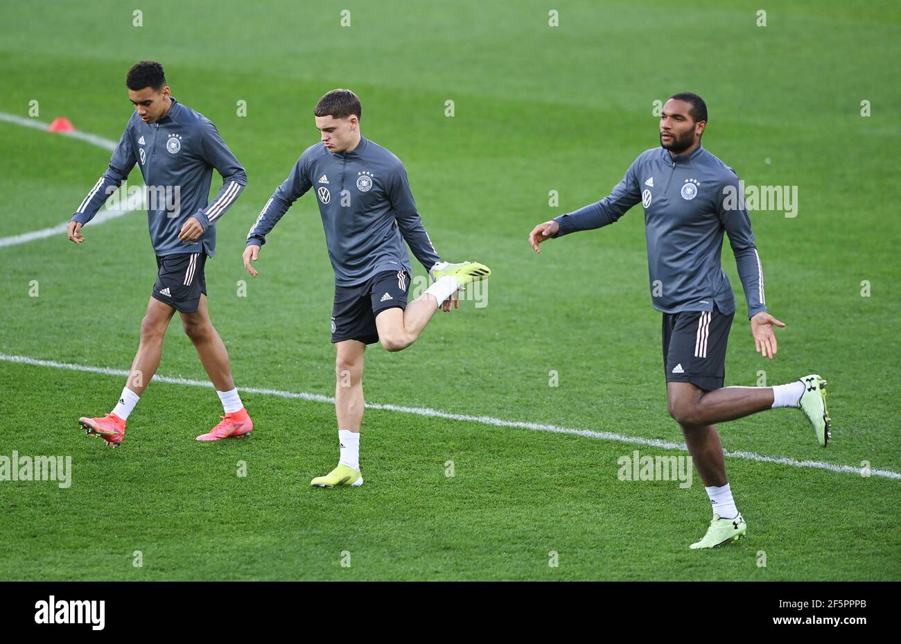 Jamal Musiala, Florian Wirtz, Jonathan Tah/Left to Right GES/Fussball/DFB-final training Bucarest, Die Team, 27.03.2021 Calcio: Allenamento, pratica nazionale tedesca, Bucarest, Romania, 27 marzo 2021 | utilizzo in tutto il mondo Foto Stock