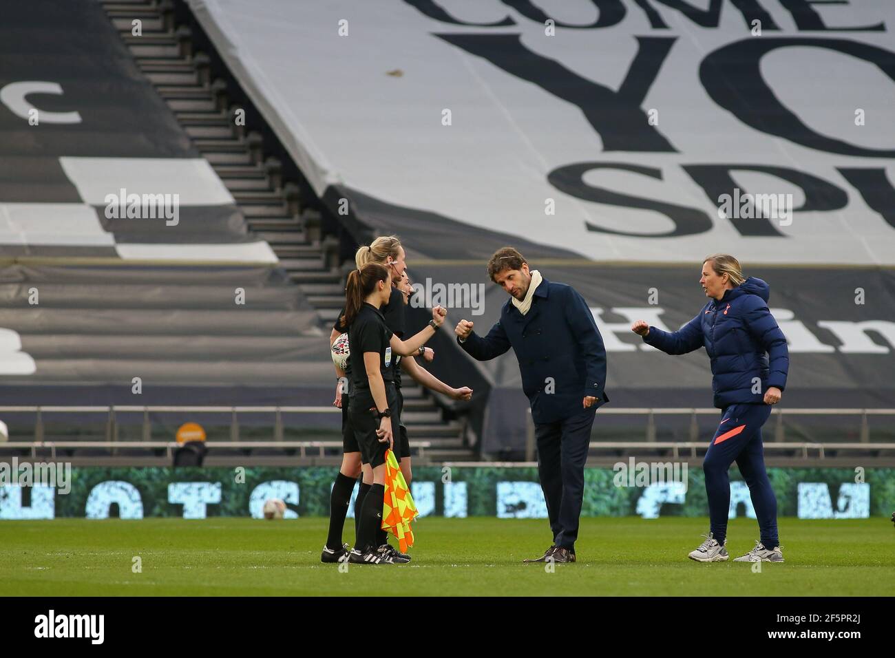 Il direttore Joseph Adrian Montemurro (Arsenal) e Rehanne Skinner (Tottenham) durante il gioco Barclays fa Womens Super League tra Tottenham e Arsenal al al Tottenham Hotspur Stadium, Londra, Inghilterra. Foto Stock