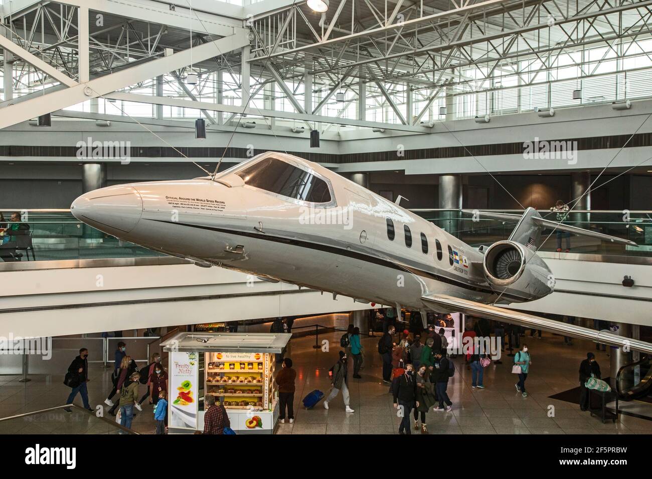 Denver, Colorado - UN Learjet 35 in mostra a Concourse C all'Aeroporto Internazionale di Denver. Il velivolo ha rotto il record mondiale di velocità nel 199 Foto Stock