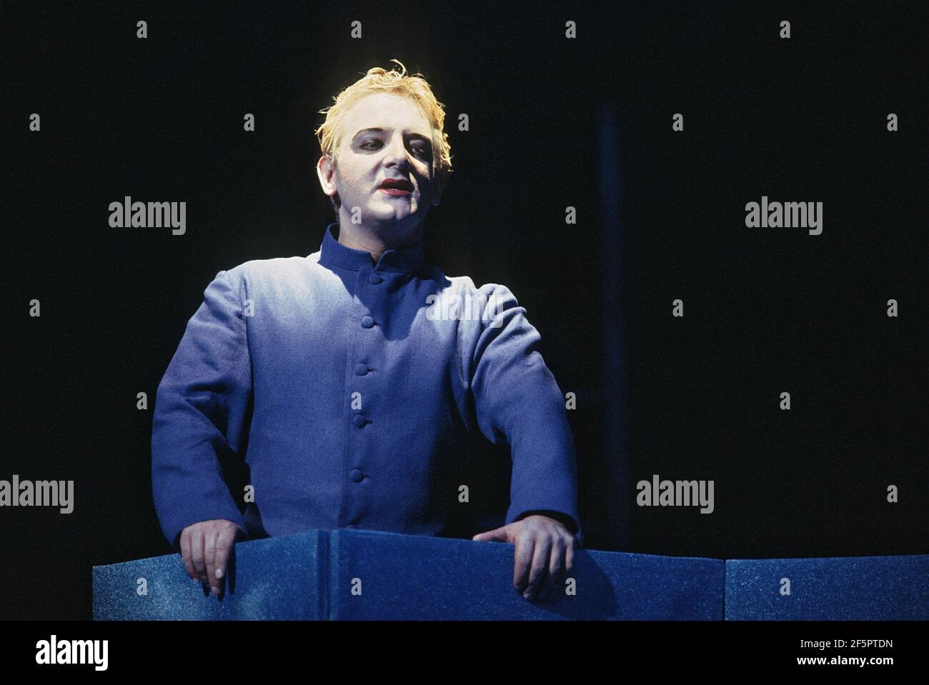 Simon Russell Beale (Ariel) nella TEMPESTA di Shakespeare alla Royal Shakespeare Company (RSC), Royal Shakespeare Theatre, Stratford-upon-Avon 08/1993 design: Antony Ward illuminazione: Paul Pyant movimento: Terry John Bates regista: Sam Mendes Foto Stock