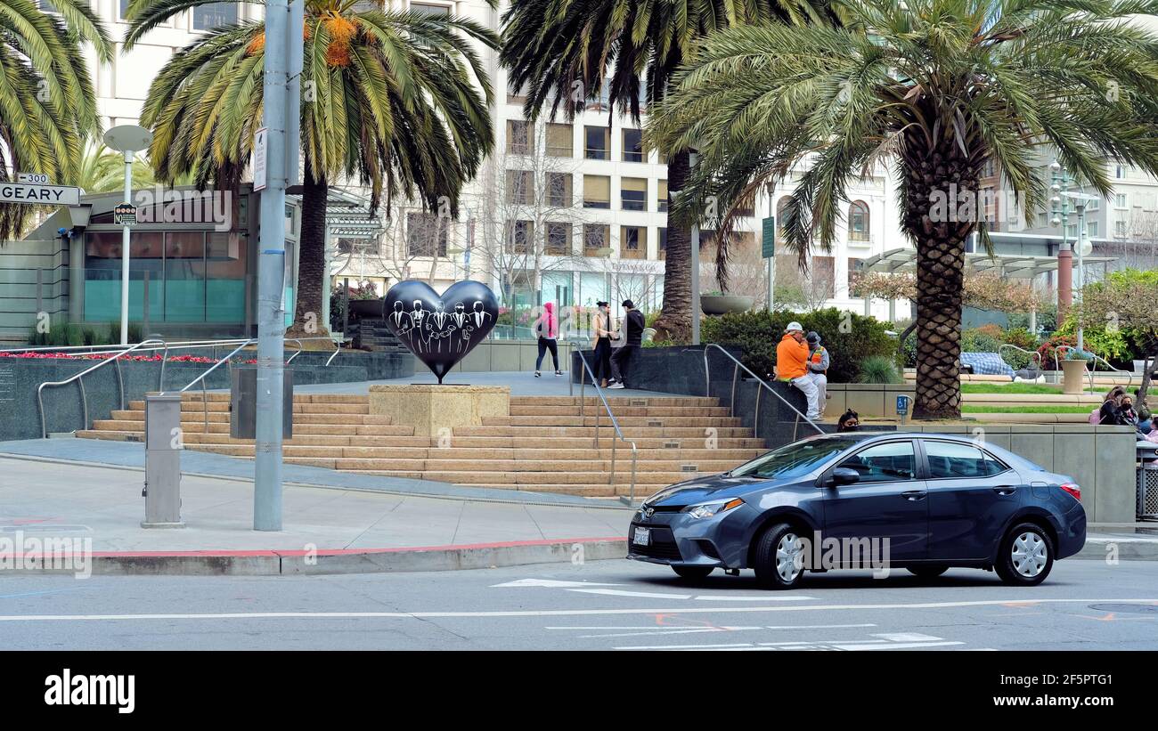 2021 Hearts in San Francisco mostra a Union Square; 'Justice' di Andre Campbell; mostra d'arte pubblica; arte socialmente impegnata Foto Stock