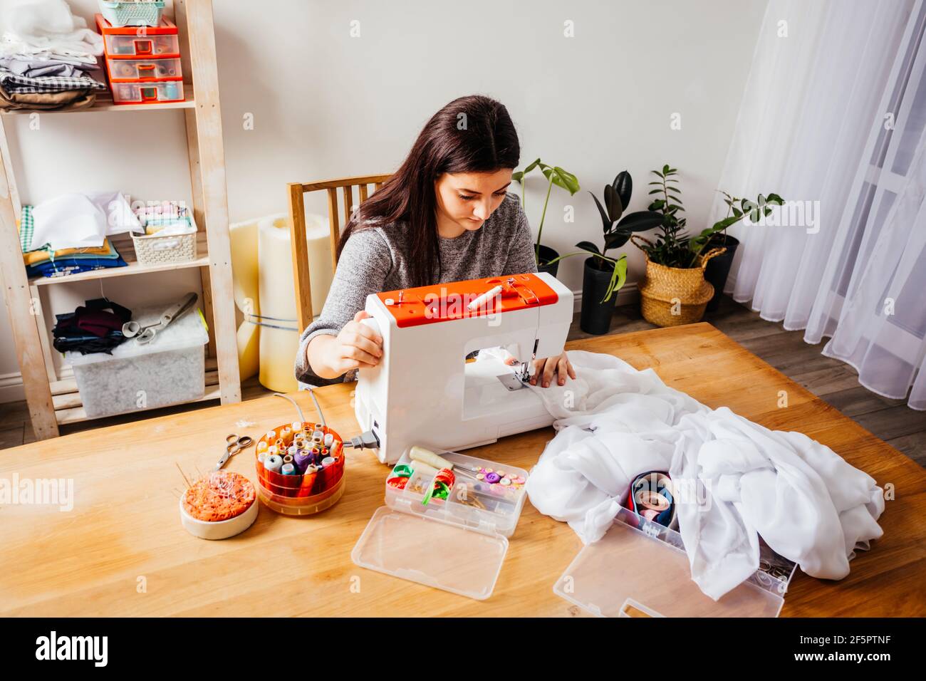 Idee di vestito di nozze basate sul concetto di riutilizzo e. zerowaste Foto Stock