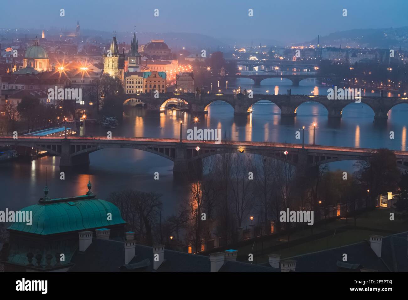 Vista notturna della città dal parco Letna della città vecchia di Praga E monumenti iconici come il Ponte Carlo sul fiume Moldava Nella capitale della Repubblica ceca c Foto Stock