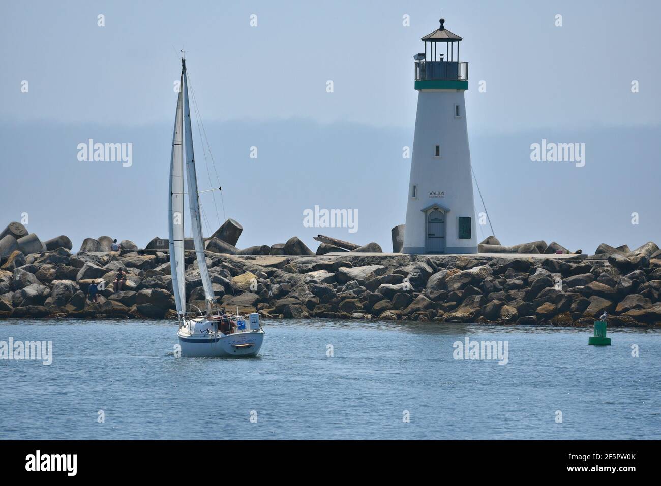 Paesaggio con vista del faro di Santa Cruz Breakwater conosciuto come il faro di Walton, situato presso il porto di Santa Cruz Small Craft in California USA Foto Stock