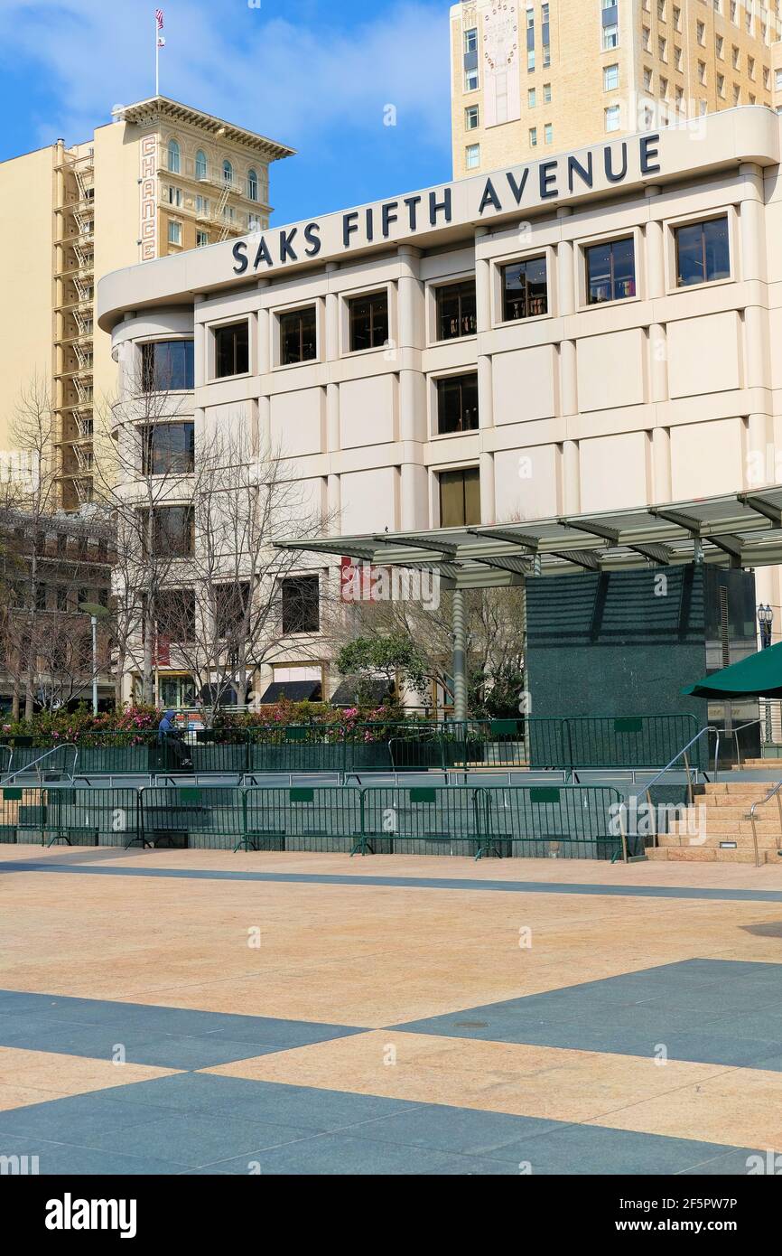 Vista esterna dell'edificio Saks Fifth Avenue e dei negozi di Union Square nel centro di San Francisco, California, quartiere dello shopping di lusso. Foto Stock