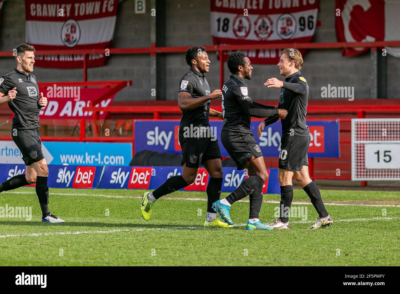 Crawley, Regno Unito. 27 marzo 2021. Tom conlon Port vale Captain segna 1° goal per Port vale *** durante la partita Crawley Town vs Port vale Sky Bet League 2 al Broadfield Stadium di Crawley, Inghilterra, il 27 marzo 2021. Foto di Jamie Evans Credit: Jamie Evans-uk immagini sportive ltd/Alamy Live News Foto Stock