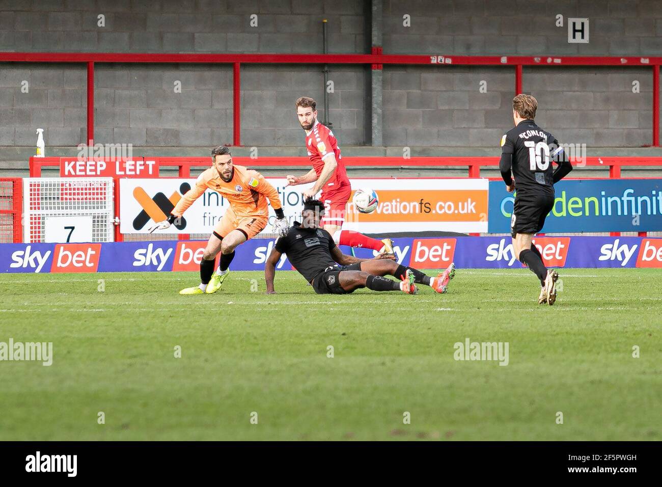 Crawley, Regno Unito. 27 marzo 2021. Glenn Morris lotta con la cattura della palla *** durante la partita di Crawley Town vs Port vale Sky Bet League 2 al Broadfield Stadium di Crawley, Inghilterra, il 27 marzo 2021. Foto di Jamie Evans Credit: Jamie Evans-uk immagini sportive ltd/Alamy Live News Foto Stock