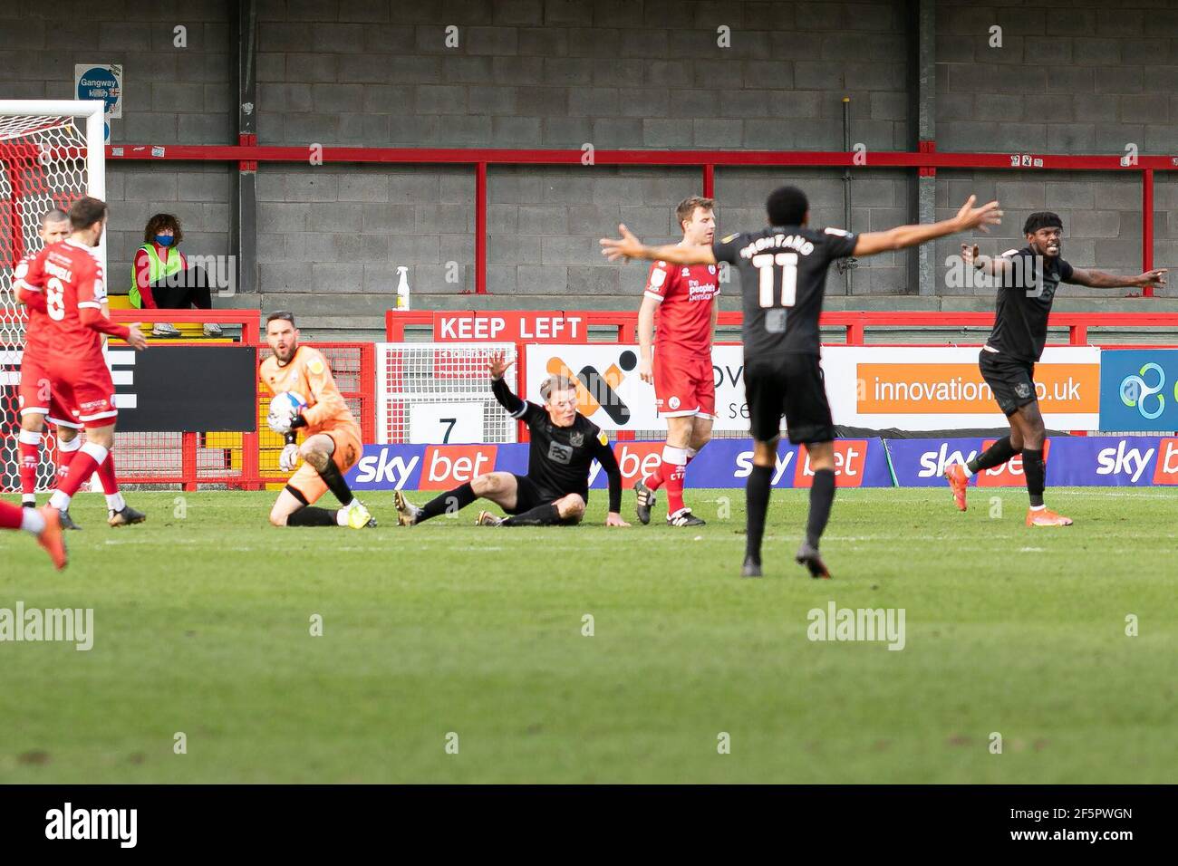 Crawley, Regno Unito. 27 marzo 2021. Port vale Want a Penalty *** durante la partita di Crawley Town vs Port vale Sky Bet League 2 al Broadfield Stadium di Crawley, Inghilterra, il 27 marzo 2021. Foto di Jamie Evans Credit: Jamie Evans-uk immagini sportive ltd/Alamy Live News Foto Stock