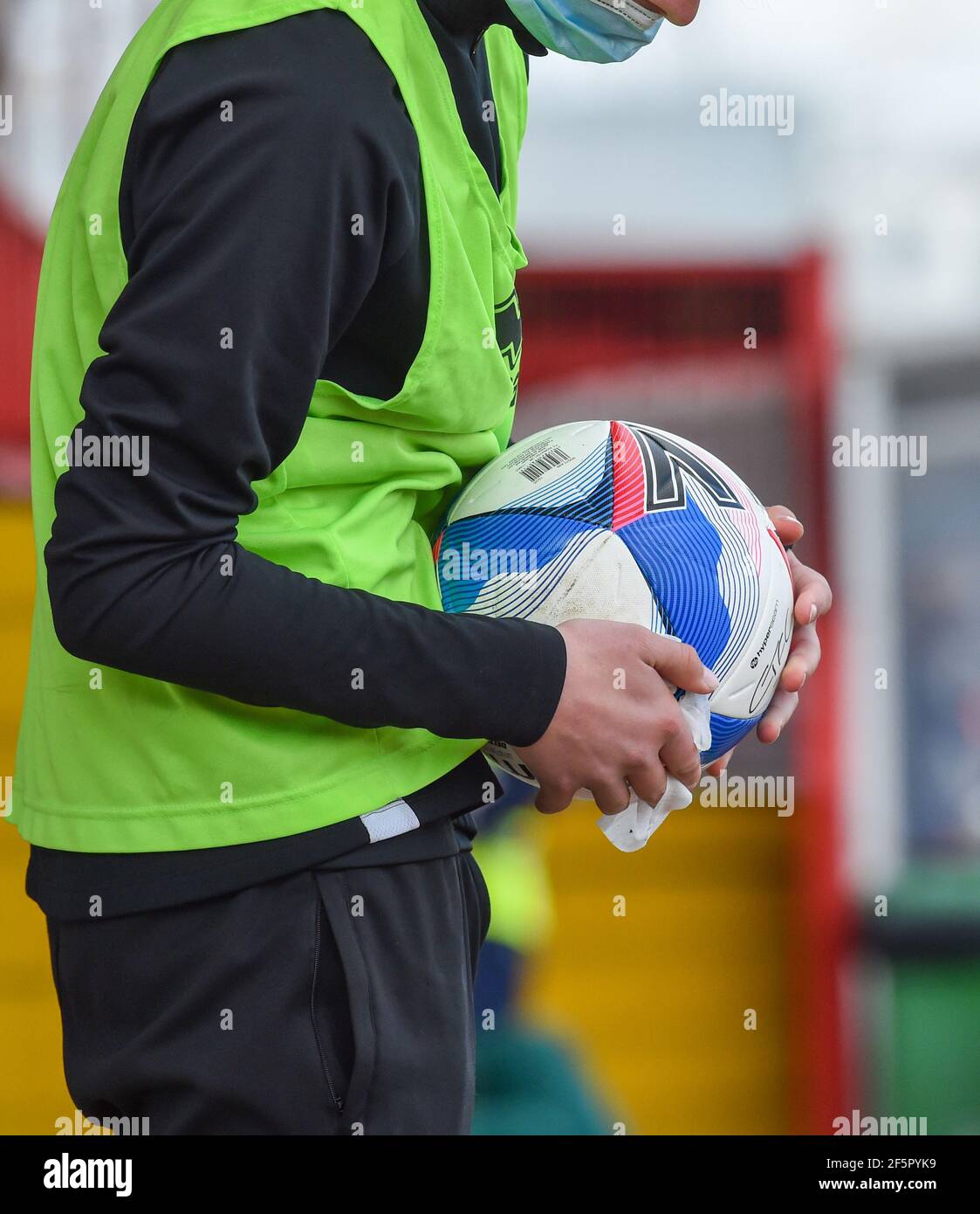 Il calcio è pulito e sanitizzato per conformarsi alle norme COVID-19 durante la partita Sky Bet League due tra Crawley Town e Port vale presso il People's Pension Stadium , Crawley , UK - 27 marzo 2021 - solo per uso editoriale. Nessuna merchandising. Per le immagini di calcio si applicano restrizioni fa e Premier League inc. Nessun utilizzo di Internet/mobile senza licenza FAPL - per i dettagli contattare Football Dataco Foto Stock
