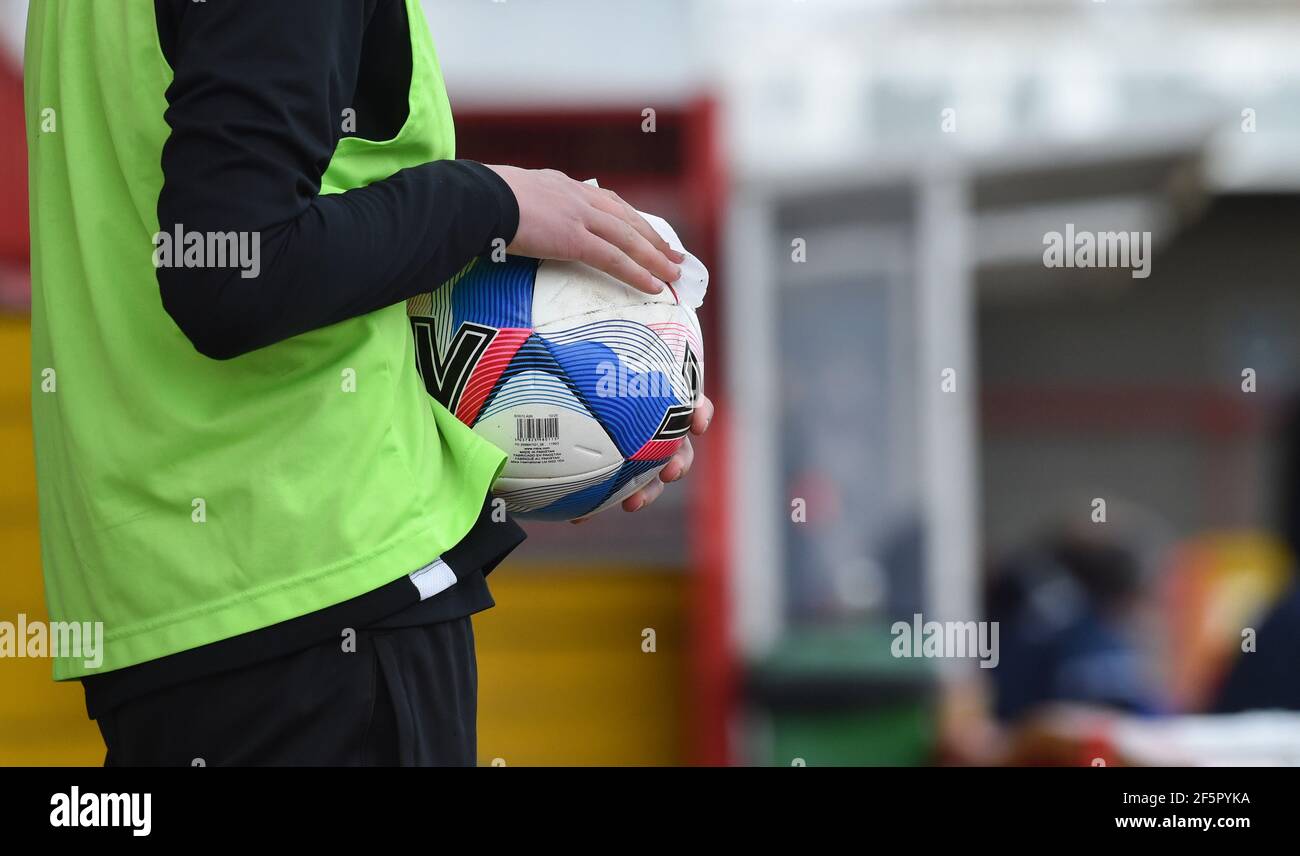 Il calcio è pulito e sanitizzato per conformarsi alle norme COVID-19 durante la partita Sky Bet League due tra Crawley Town e Port vale presso il People's Pension Stadium , Crawley , UK - 27 marzo 2021 Foto Stock