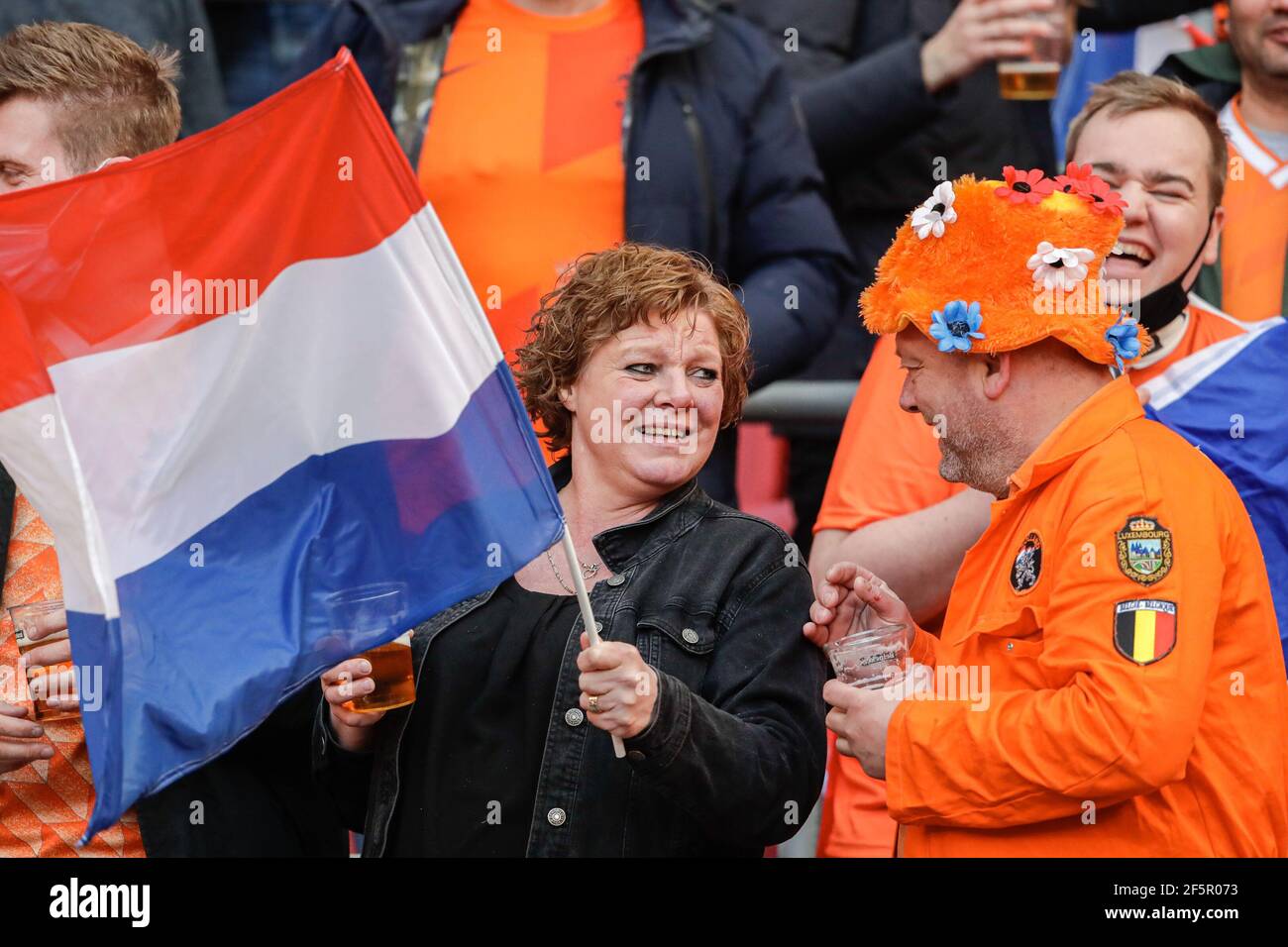 AMSTERDAM, PAESI BASSI - MARZO 27: Tifosi, sostenitori dei Paesi Bassi durante la Coppa del mondo FIFA 2022 Quatar Qualifier match tra Paesi Bassi e L. Foto Stock