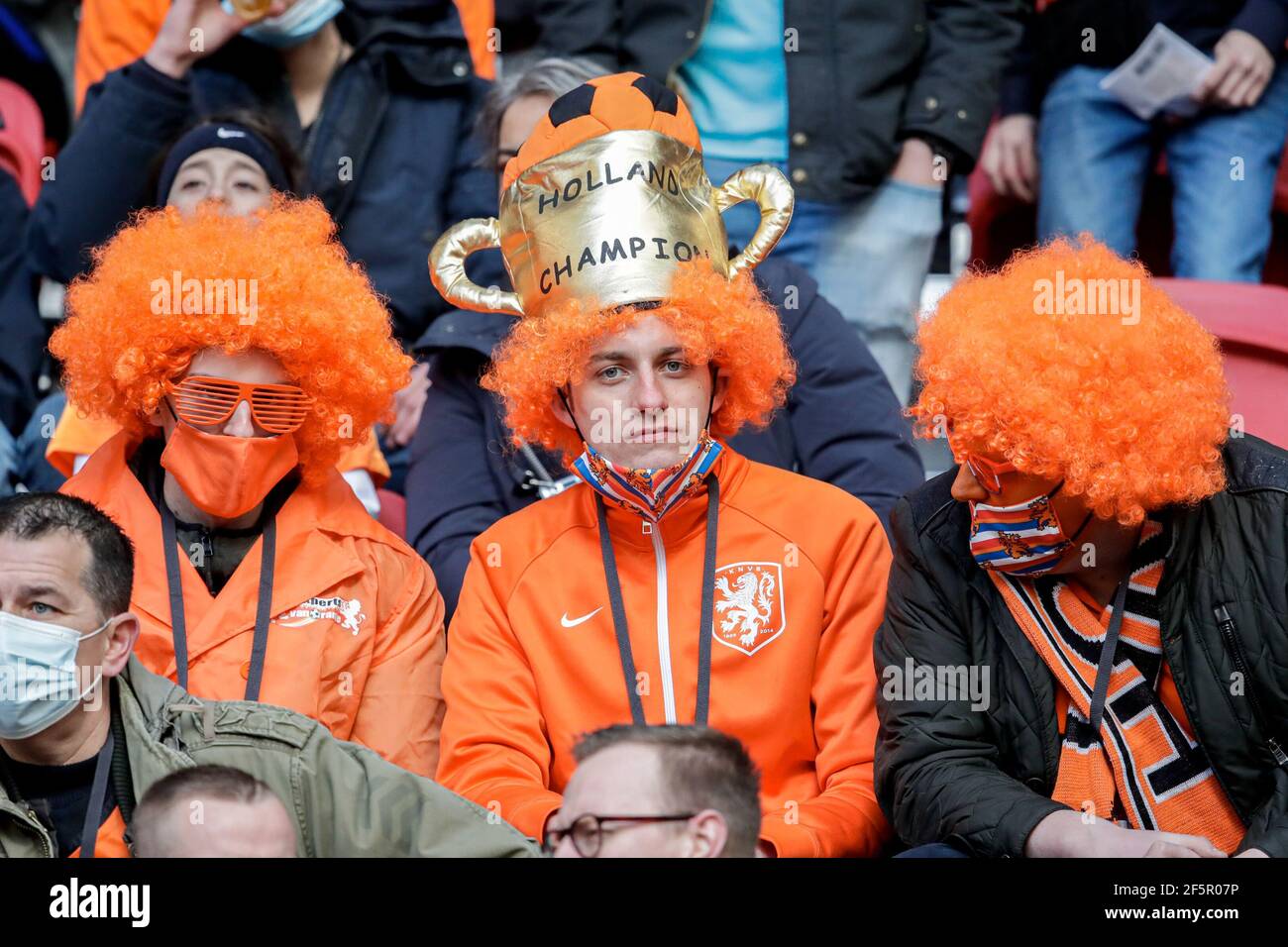 AMSTERDAM, PAESI BASSI - MARZO 27: Tifosi, sostenitori dei Paesi Bassi durante il fieldlab covid-19 prova corona durante la Coppa del mondo FIFA 2022 Quatar Foto Stock