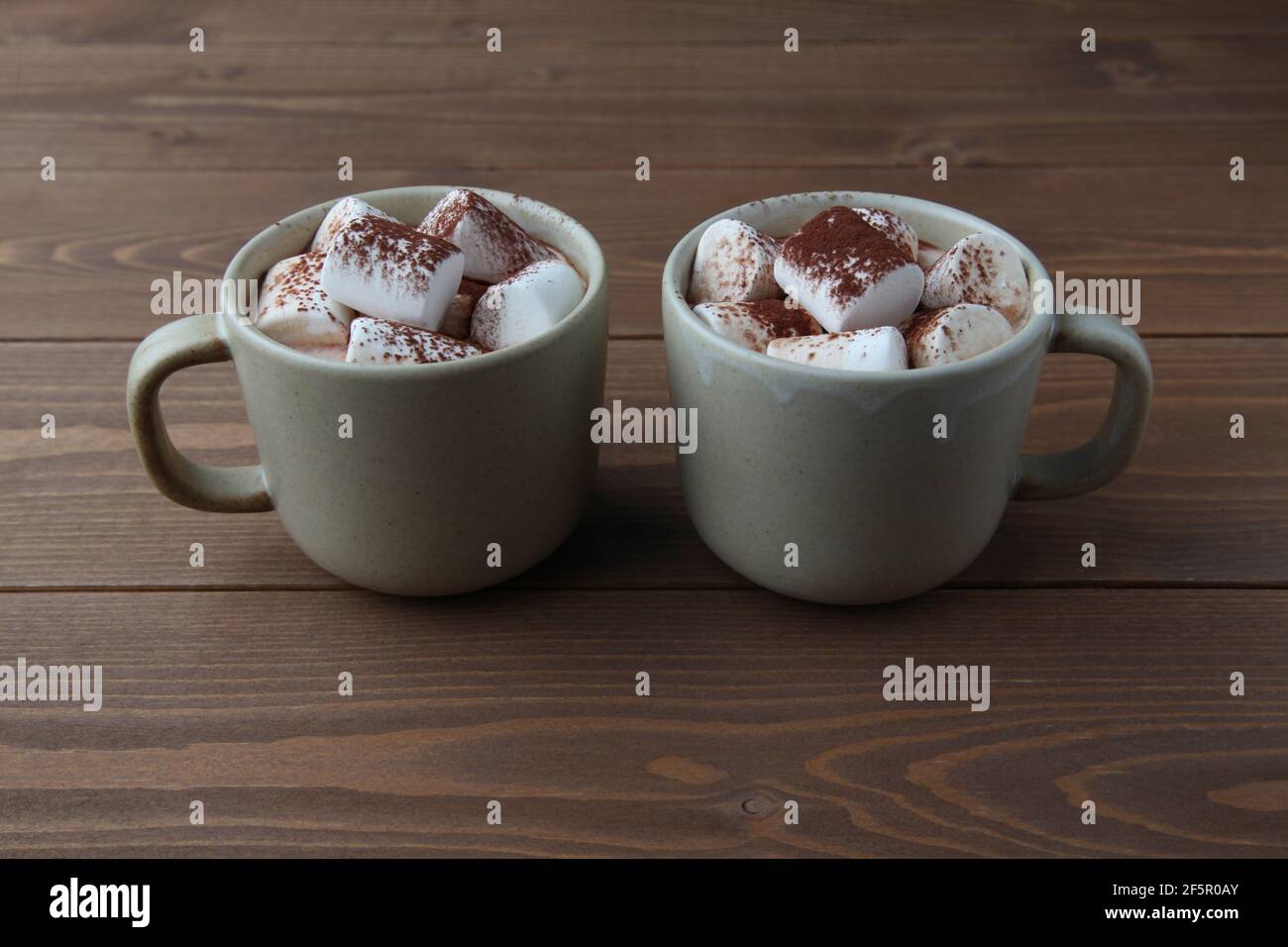 cioccolata calda con marshmallows isolati su tavolo di legno Foto Stock