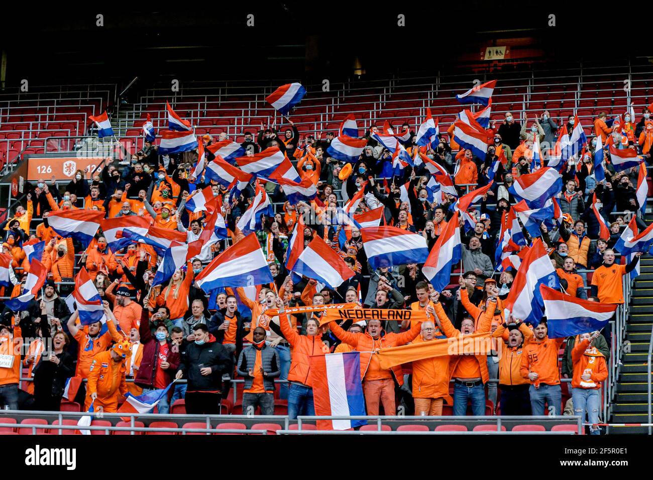 AMSTERDAM, PAESI BASSI - MARZO 27: Tifosi, sostenitori dei Paesi Bassi durante il fieldlab covid-19 prova corona durante la Coppa del mondo FIFA 2022 Qutar Q Foto Stock