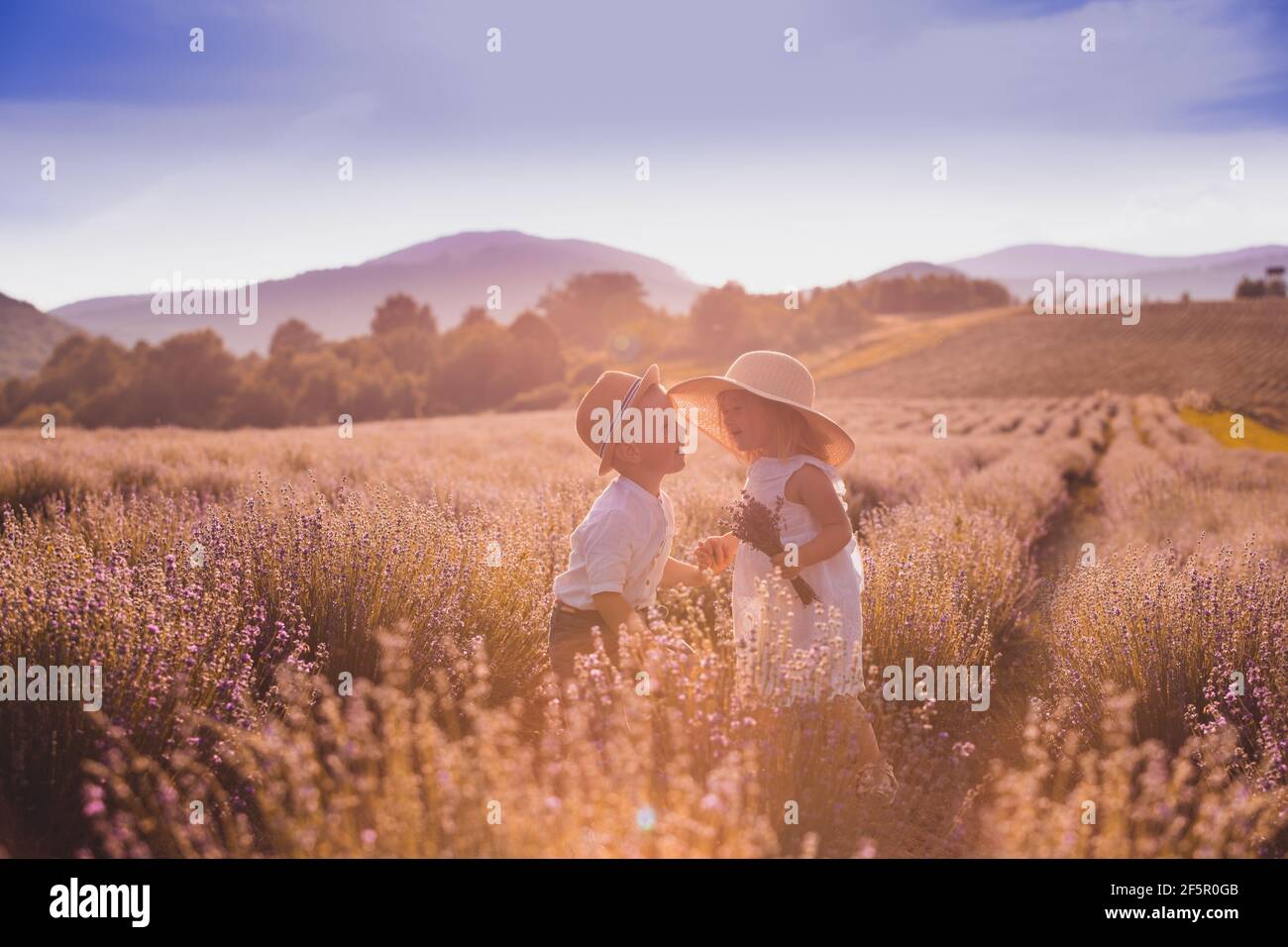 Amore oltre l'età, un momento prima di baciare Foto Stock