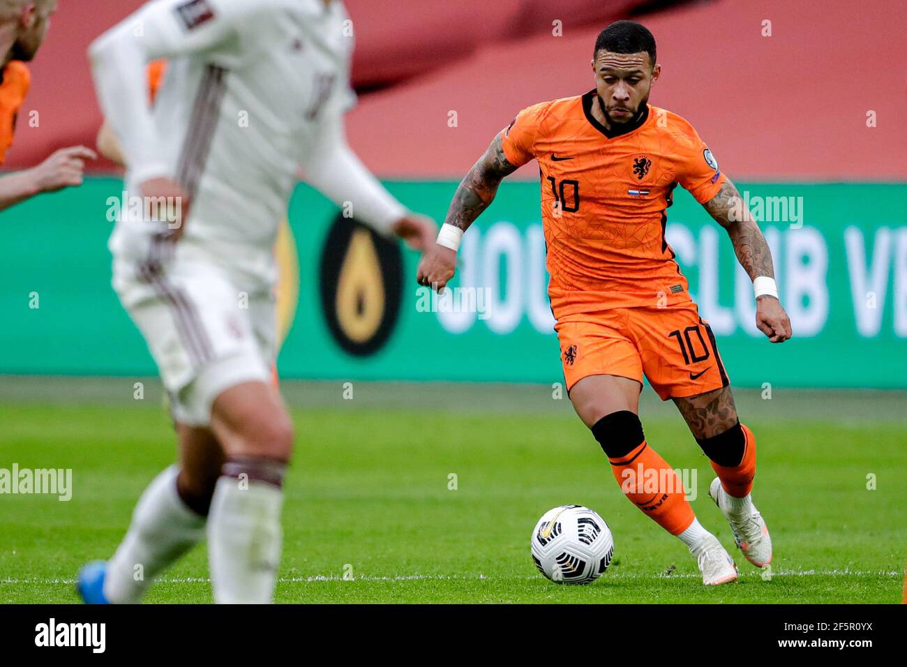 AMSTERDAM, PAESI BASSI - MARZO 27: Memphis Depay dei Paesi Bassi durante la Coppa del mondo FIFA 2022 Qatar Qualifier match tra Paesi Bassi e Levi Foto Stock