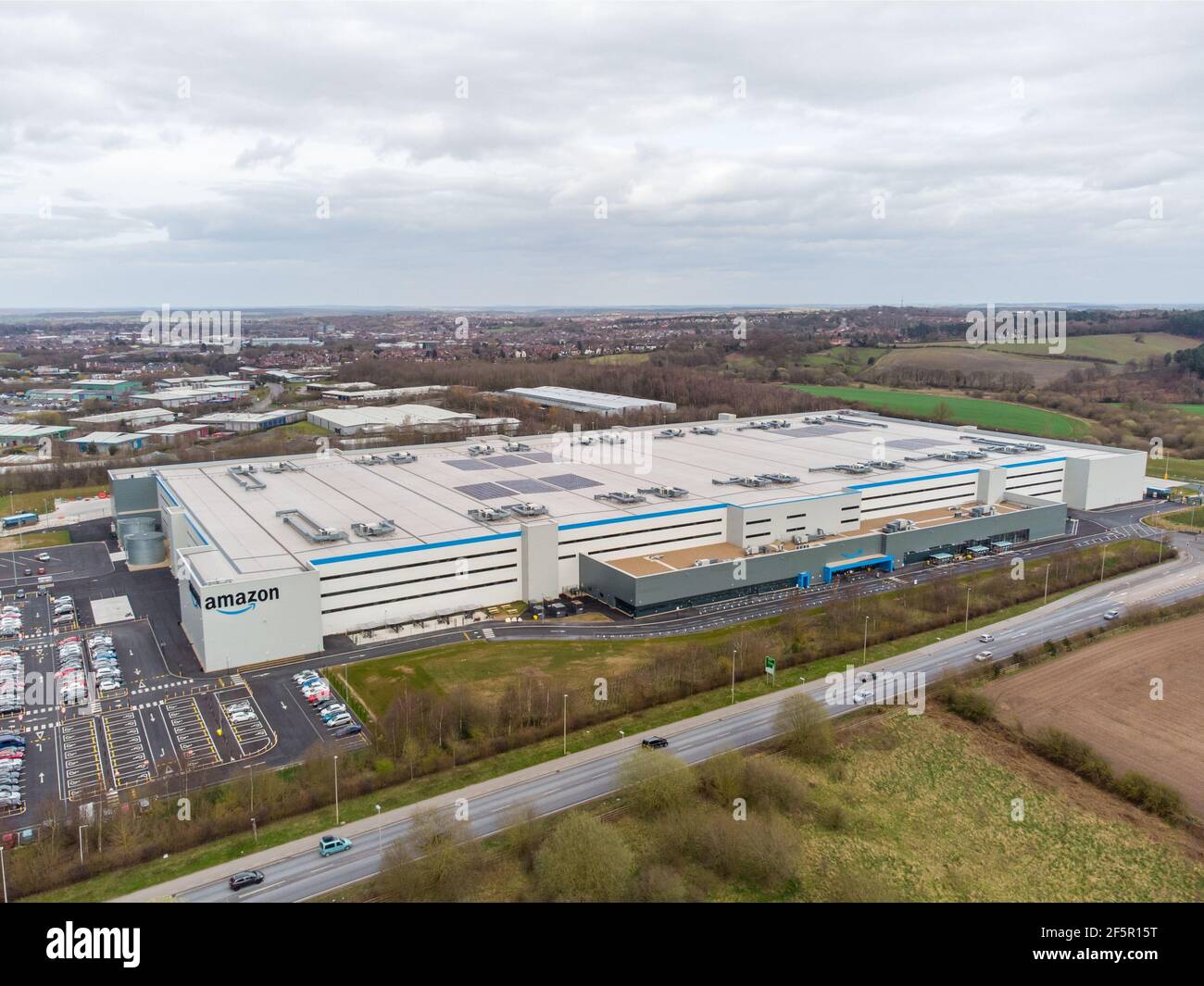 Big Amazon Distribution Center Sutton a Ashfield Nottingham warehouse Fulfillment centro di trasporto per la spedizione con il logo del deposito sulla parte anteriore Foto Stock