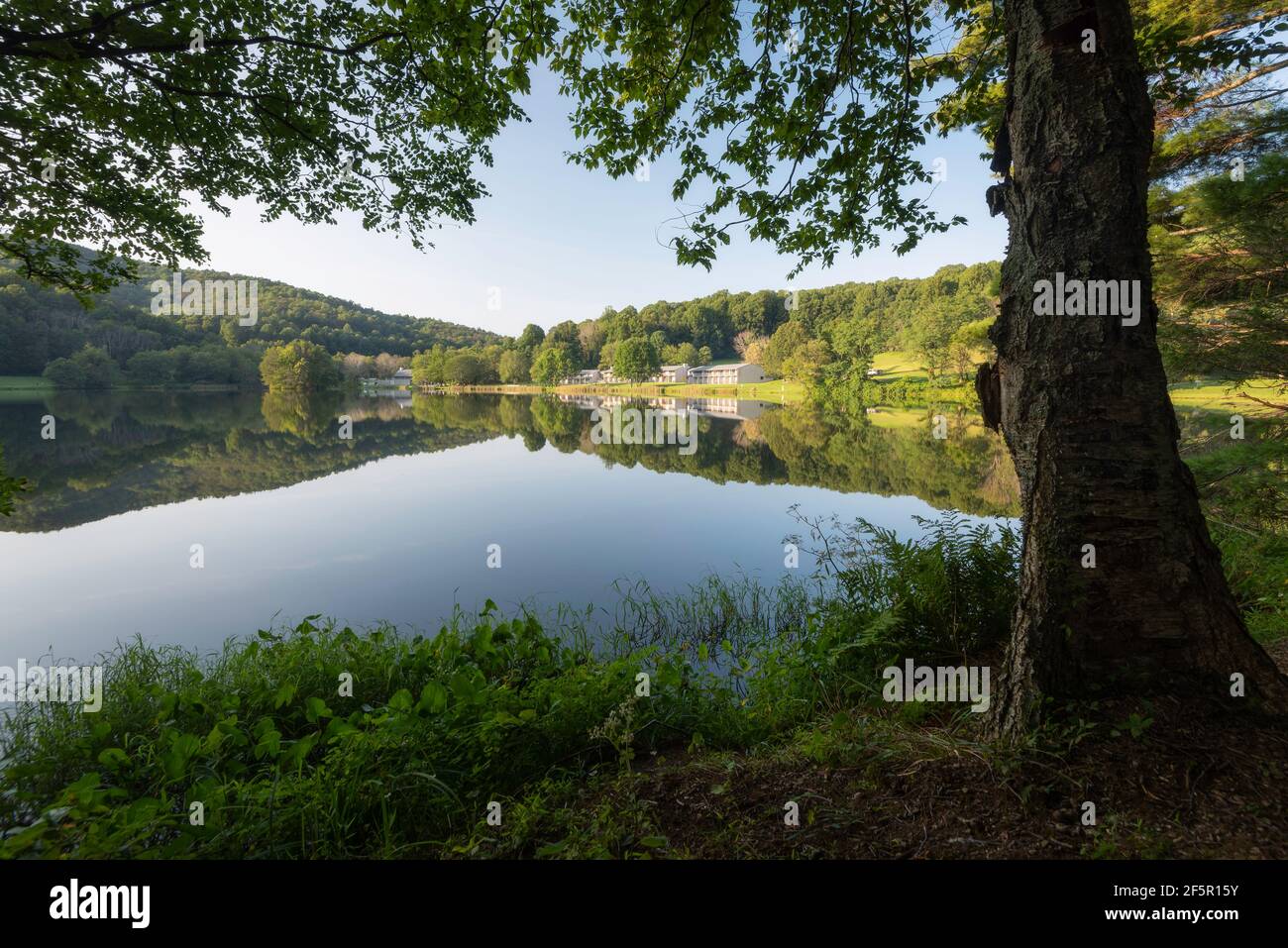 La luce del pomeriggio splende sulle cime dell'Otter Lodge lungo la Blue Ridge Parkway vicino a Bedford, Virginia. Abbott Lake era ancora perfettamente in grado di consentire uno specchio r Foto Stock