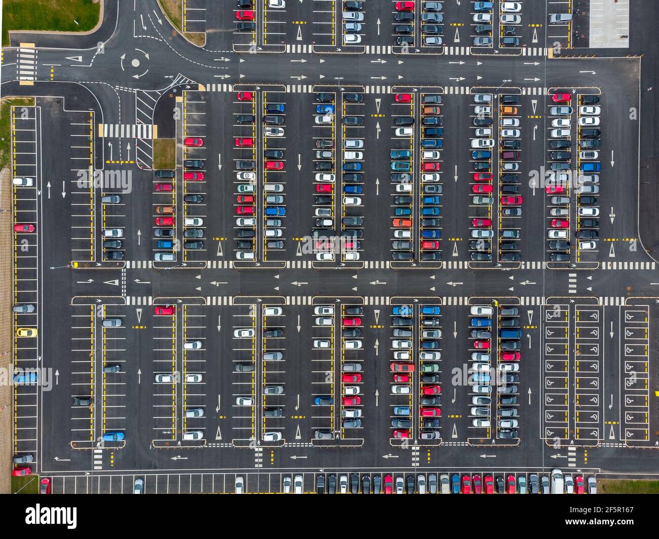 Ampio e moderno parcheggio con strade simmetriche filari di parcheggio baie molto simmetria e colori vista aerea dal drone sopra guardando giù il asfalto Foto Stock