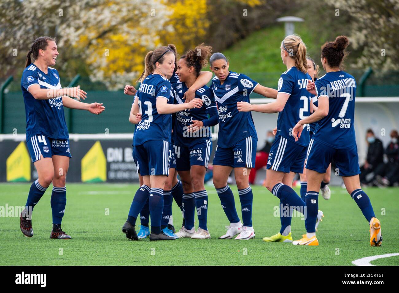 Estelle Cascarino del FC Girondins de Bordeaux celebra il traguardo con i compagni di squadra durante la partita di calcio D1 Arkema del campionato femminile francese tra FC Fleury 91 e Girondins de Bordeaux il 27 marzo 2021 allo stadio Walter Felder di Fleury Merogis, Francia - Foto Melanie Laurent / A2M Sport Consulting / DPPI / LiveMedia Foto Stock