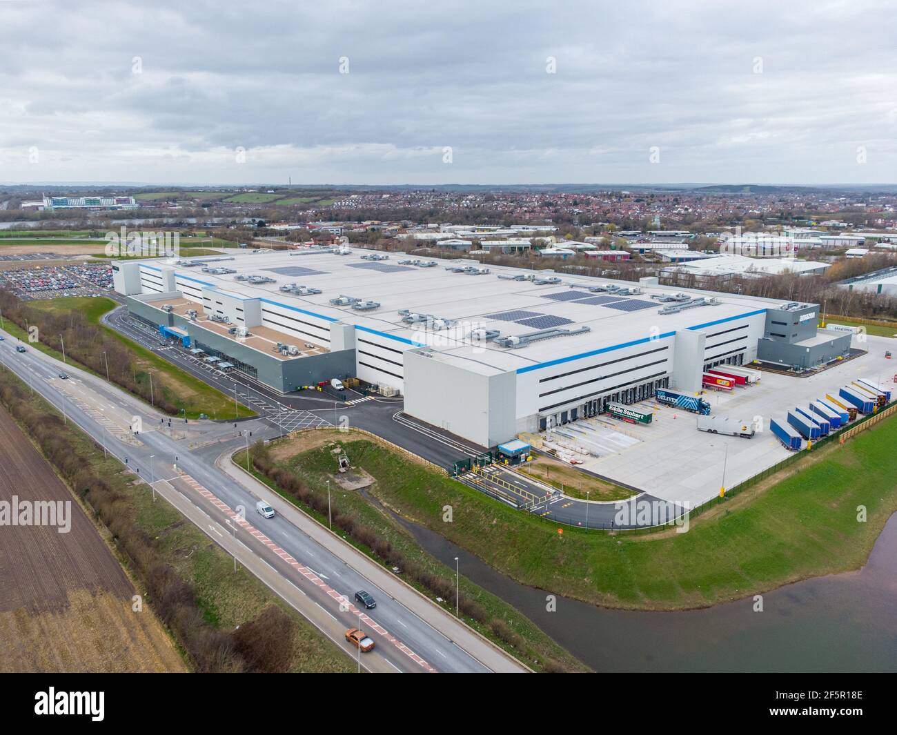 Big Amazon Distribution Center Sutton a Ashfield Nottingham warehouse Fulfillment centro di trasporto per la spedizione con il logo del deposito sulla parte anteriore Foto Stock