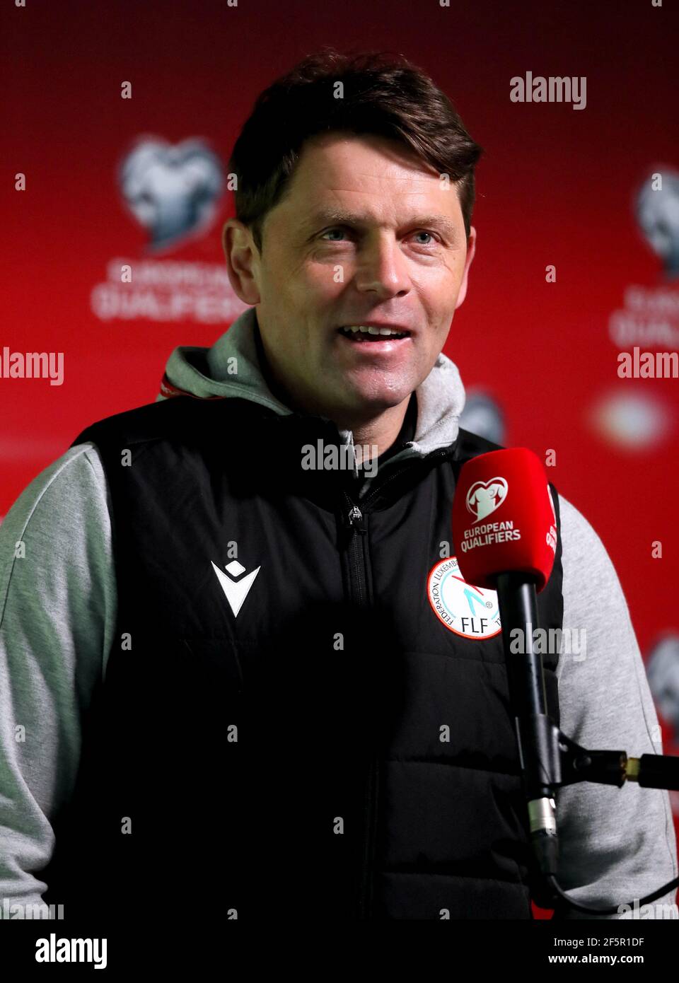 Il manager lussemburghese Luc Holtz viene intervistato in vista della partita di qualificazione della Coppa del mondo FIFA 2022 allo stadio Aviva, a Dublino, Irlanda. Data immagine: Sabato 27 marzo 2021. Foto Stock
