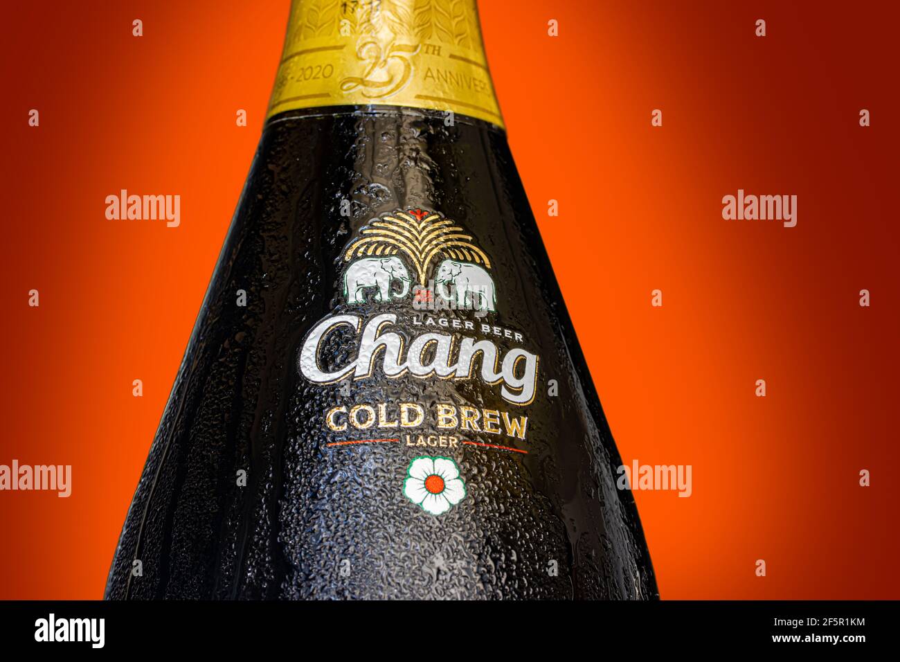 BANGKOK, THAILANDIA, GIU 01 2020, la bottiglia di birra di marca Chang, primo piano. Una tradizionale bevanda alcolica Tailandese - birra fredda con il logo Chang. Foto Stock