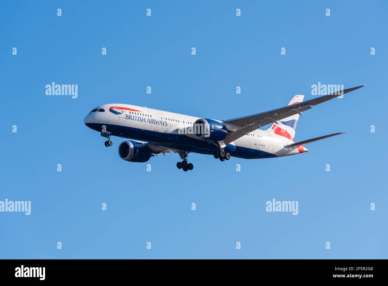 British Airways Boeing 787 aereo di linea a reazione Dreamliner G-ZBJE sulle finali per atterrare all'aeroporto Heathrow di Londra, Regno Unito, in cielo blu Foto Stock