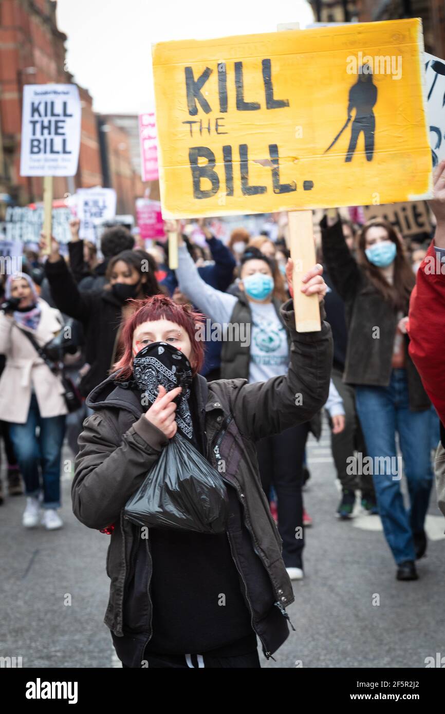 Manchester, Regno Unito. 27 Marzo 2021. I manifestanti marciano da St Peters Square attraverso la città durante una dimostrazione "Kill the Bill". La gente esce in strada per protestare contro il nuovo disegno di legge delle forze di polizia. La nuova legislazione conferirà alla polizia maggiori poteri per controllare le proteste. Credit: Andy Barton/Alamy Live News Foto Stock