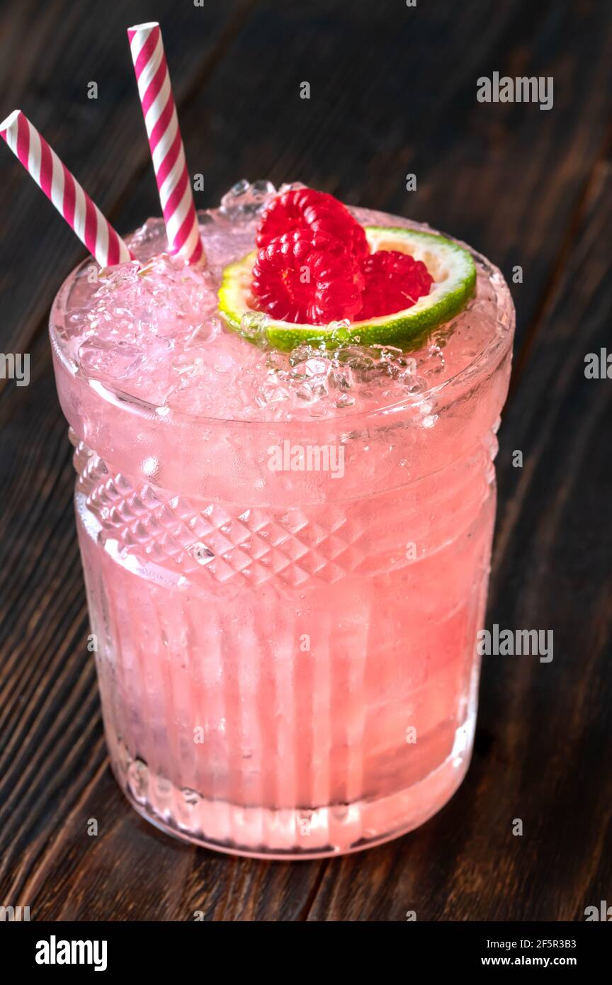 Bicchiere di cocktail Knickerbocker a base di rum, succo di lime, curacao all'arancia e sciroppo di lamponi Foto Stock