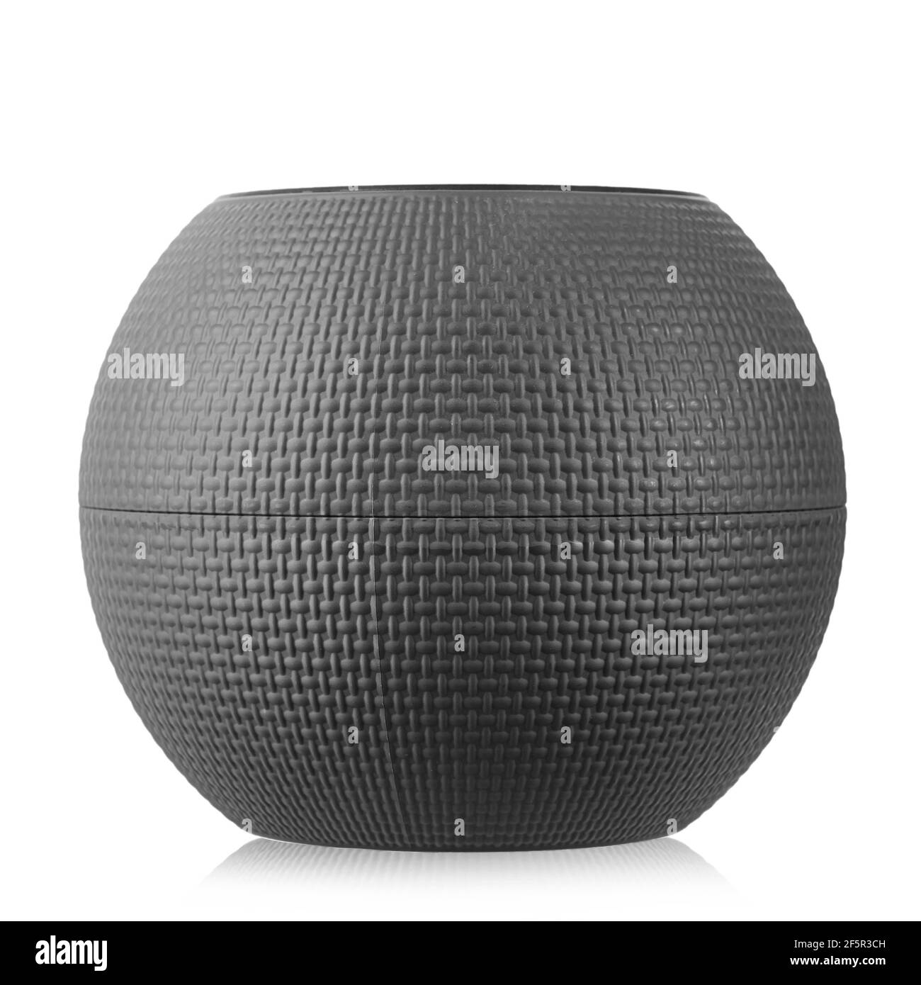 Vaso vuoto di plastica grigio fiore isolato su sfondo bianco. Vaso grigio. Il file contiene il percorso di ritaglio. Foto Stock