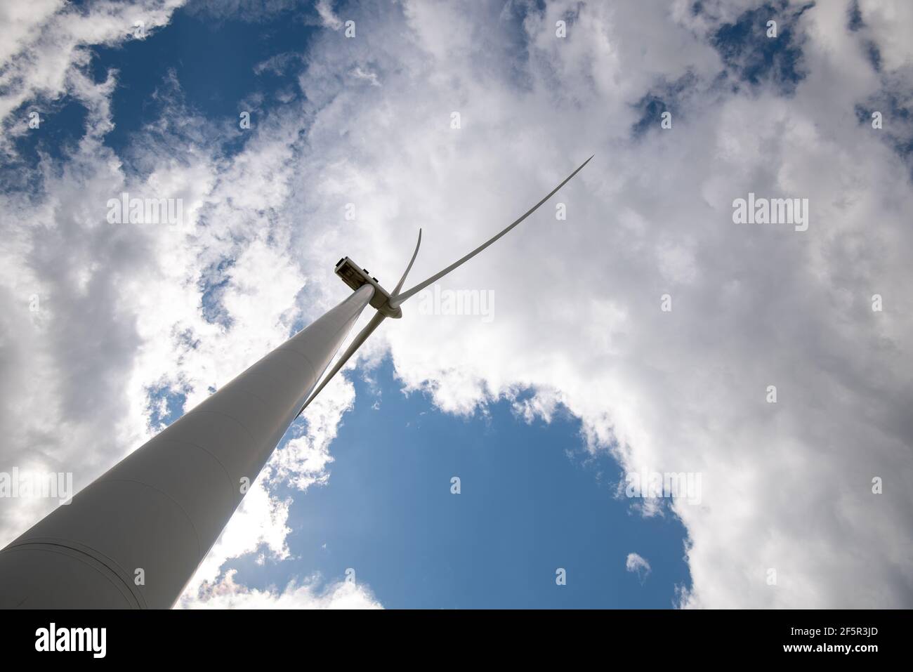 Generatori di energia di mulini a vento su una fattoria di turbine che genera elettricità da vento. Energie rinnovabili alternative. Foto Stock