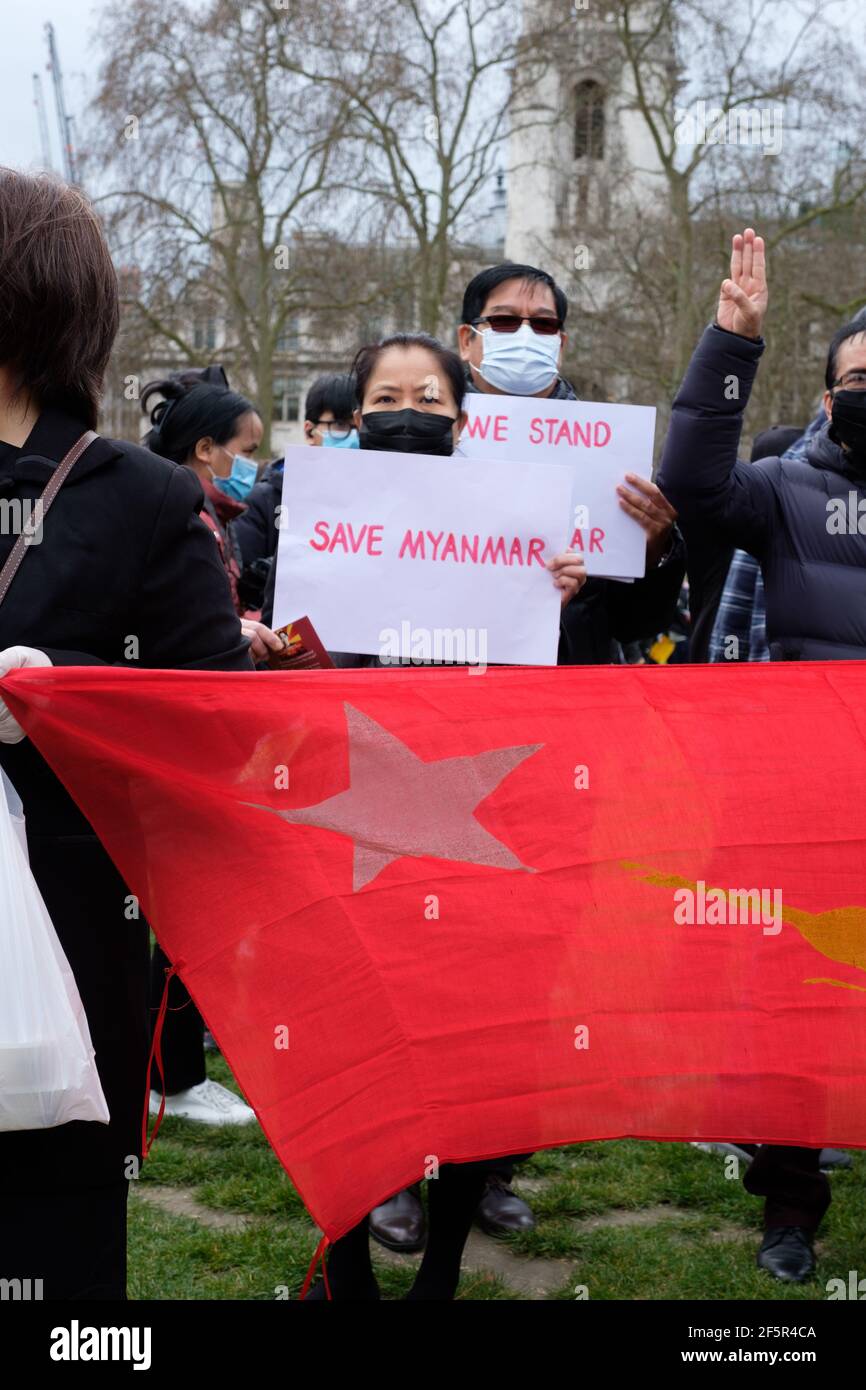 Londra, Regno Unito. 27 marzo 2021. La gente si riunisce con i segni in Piazza del Parlamento per protestare contro il colpo di Stato militare e la dittatura in Myanmar. Credito: Joao Daniel Pereira. Credit: João Daniel Pereira/Alamy Live News Foto Stock