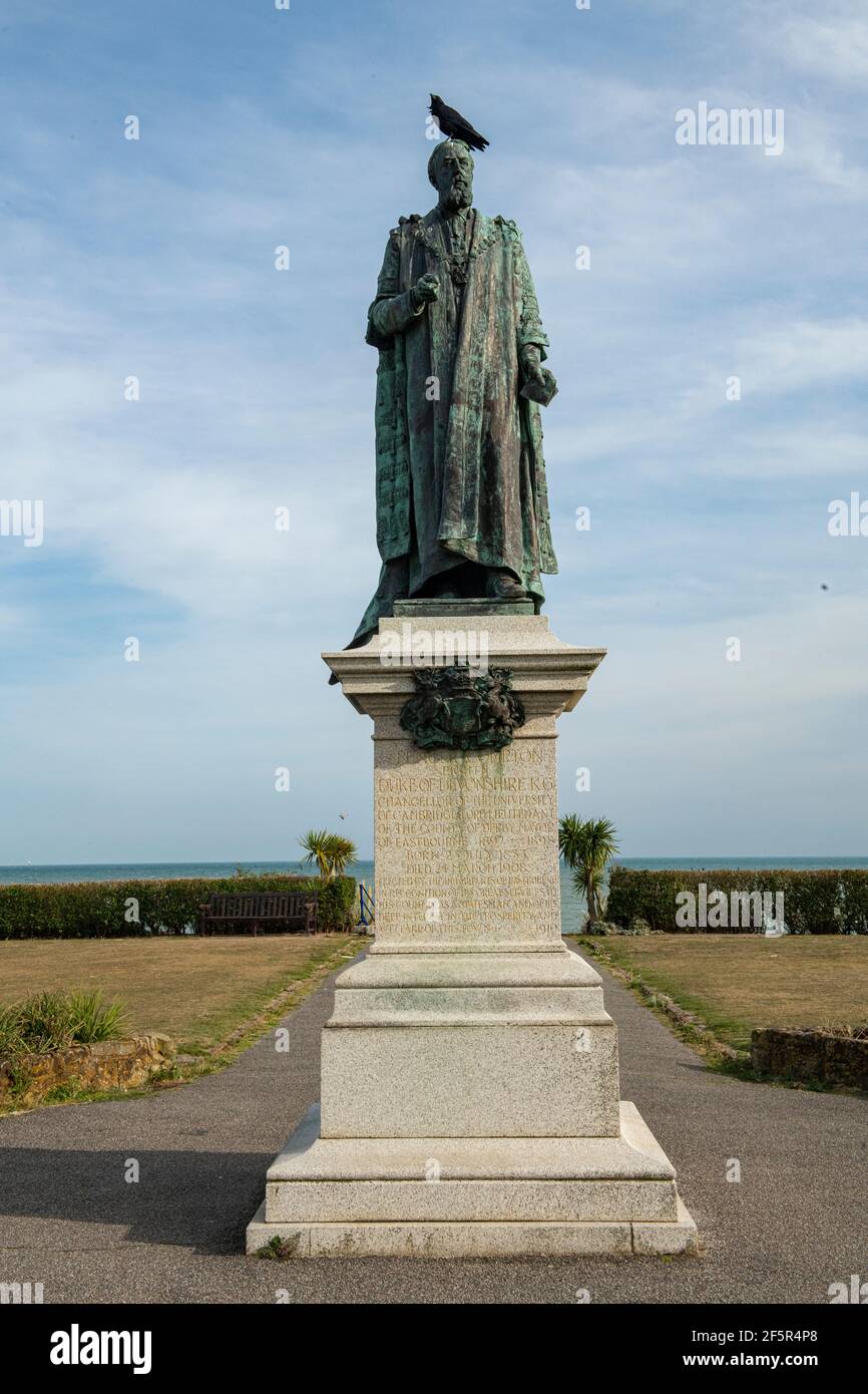 Un gabbiano sulla statua del Duca del Devonshire sui prati occidentali di fronte al Grand Hotel, Eastbourne, East Sussex, Regno Unito Foto Stock