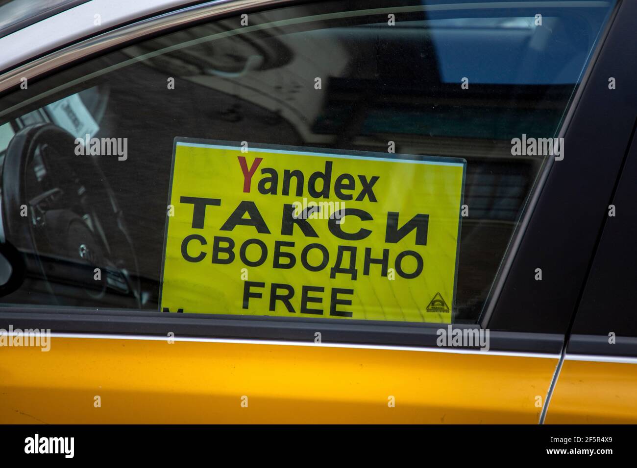 Un banner sulla finestra di un taxi Yandex che dichiara che è gratuito a Mosca, Russia Foto Stock