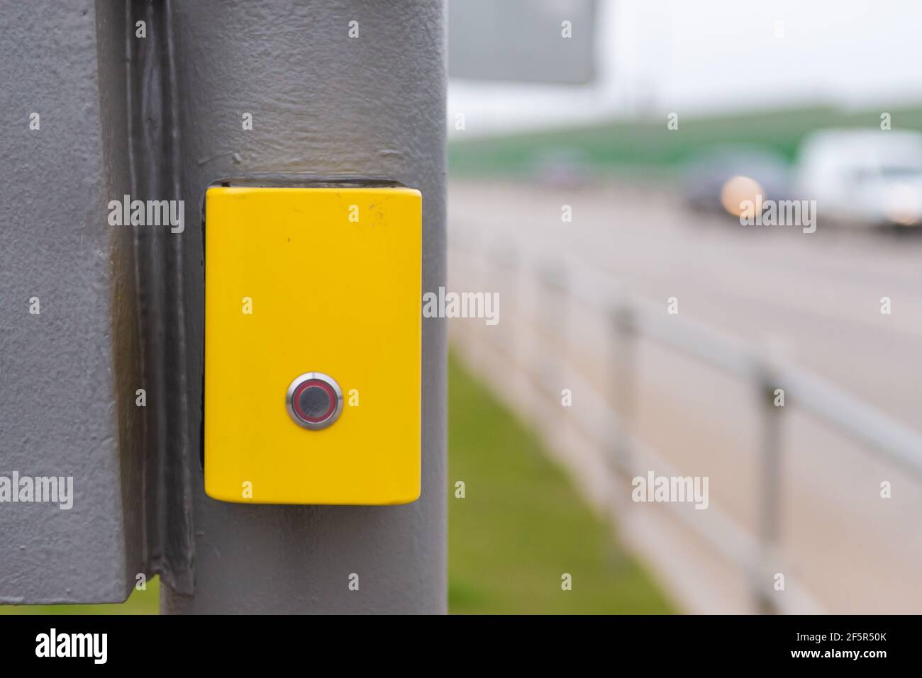 Pulsante per l'accensione della barriera. Per attraversare la strada, premere il pulsante. Semaforo antivandalismo. Foto Stock