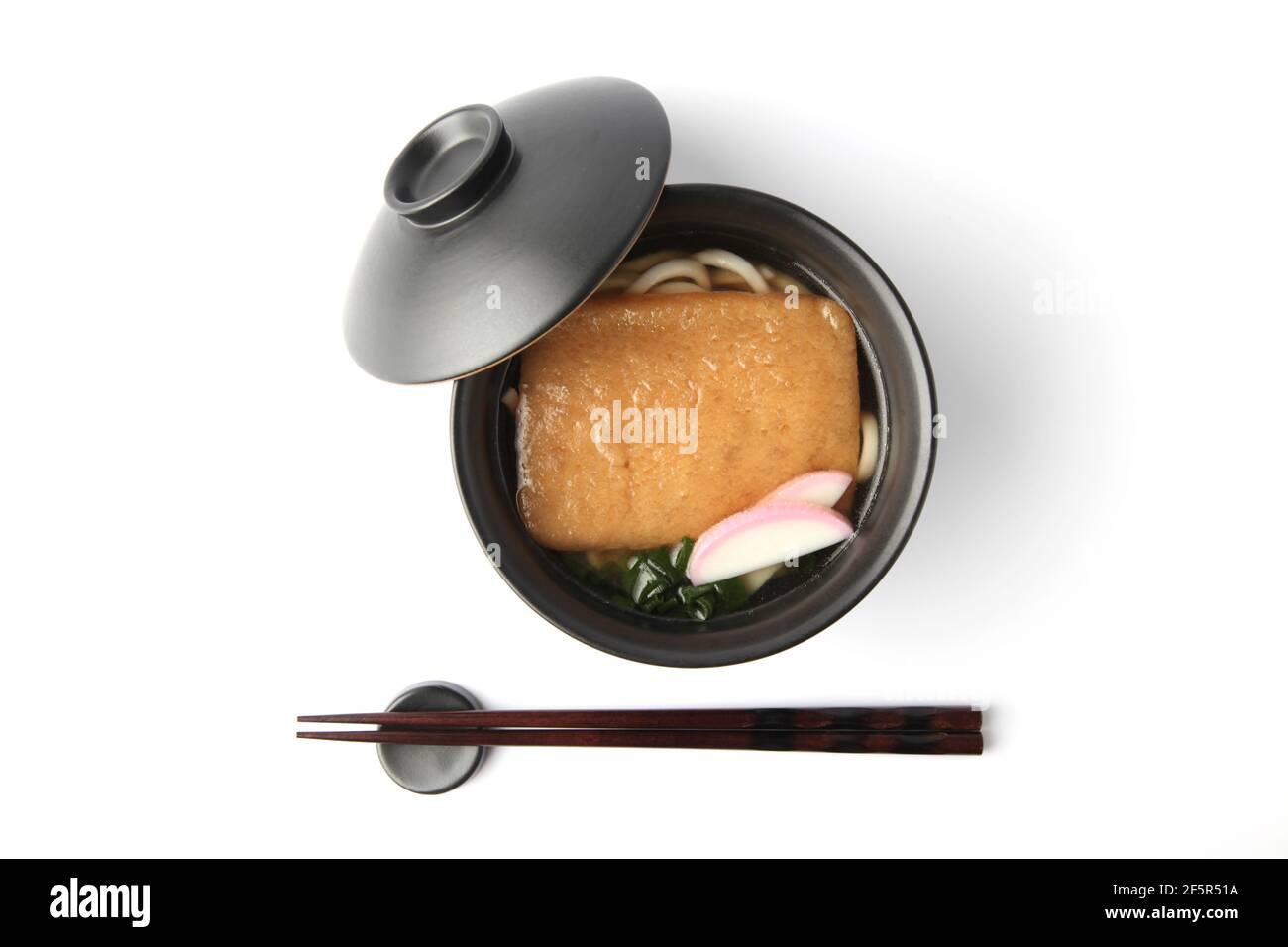Tagliatelle giapponesi con tofu fritto isolato su bianco sfondo Foto Stock